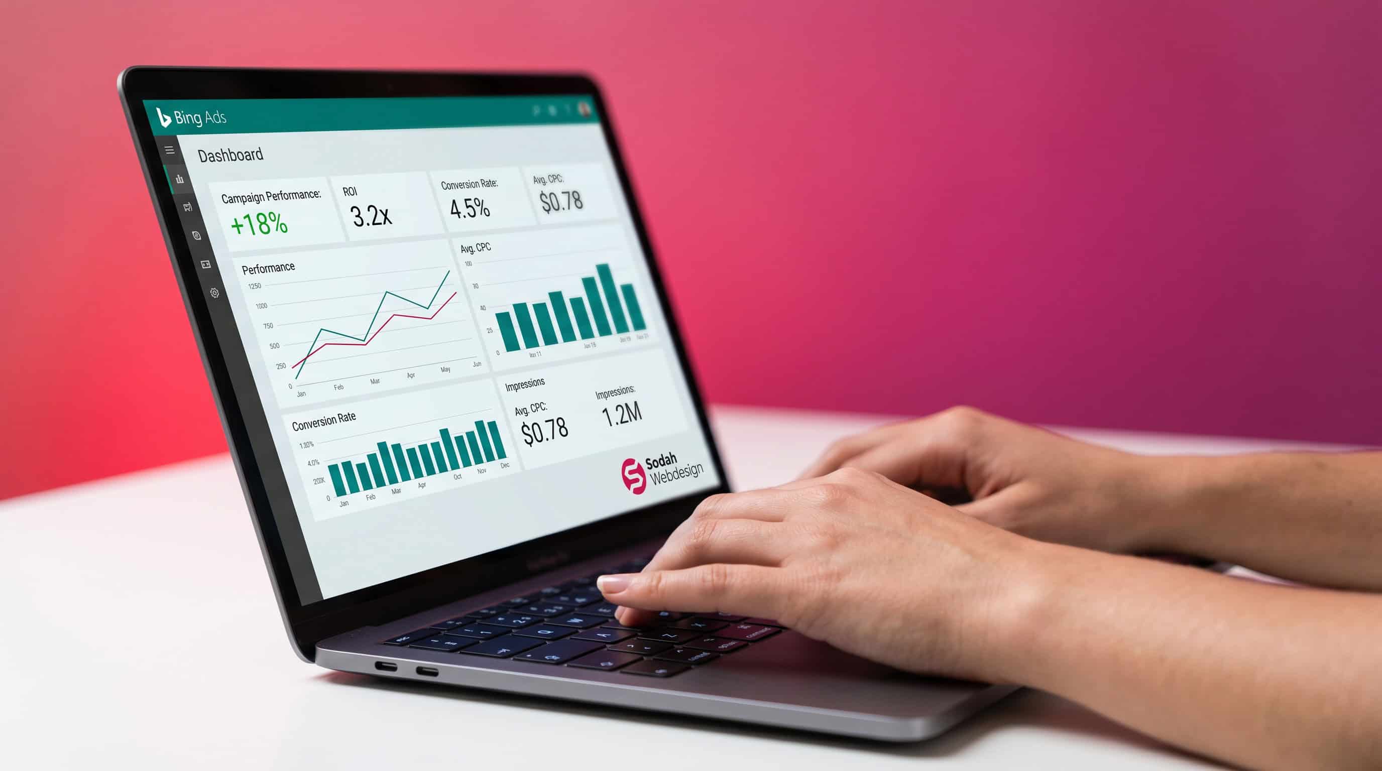 Person analysiert die Performance von Microsoft Ads Kampagnen auf einem Laptop-Dashboard.