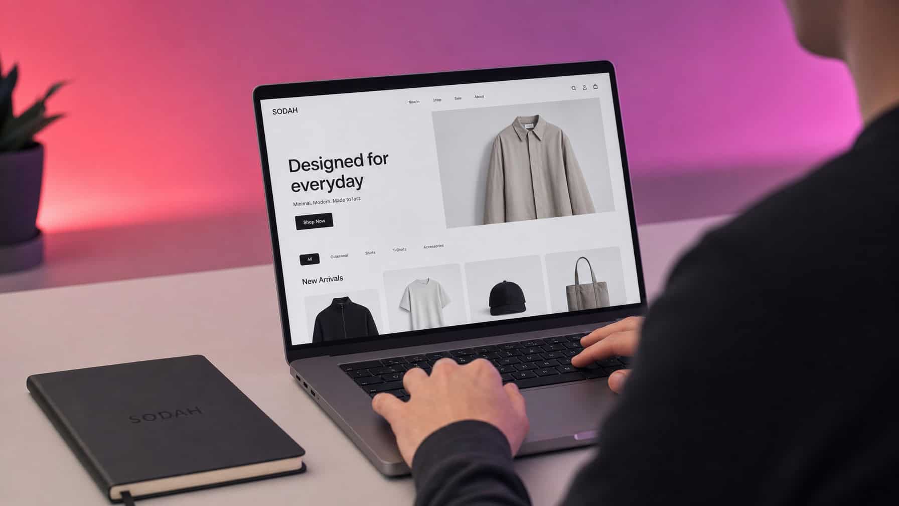 Modernes eCommerce Webdesign für mehr Umsatz Person erstellt am Laptop das Design für einen modernen Online-Modeshop auf dem Schreibtisch.