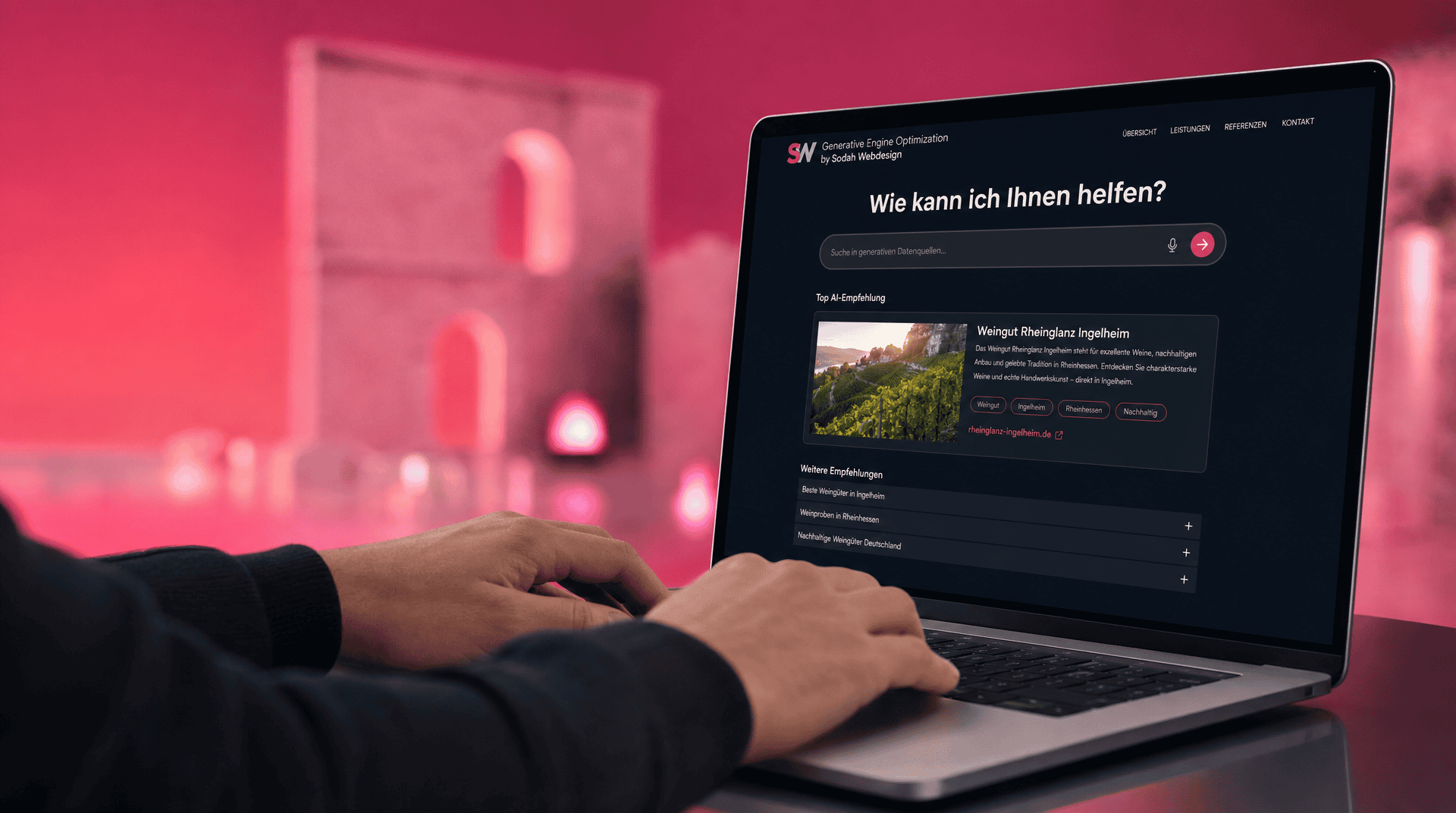 GEO Agentur Ingelheim – KI-Suchoptimierung Laptop zeigt eine Website zur GEO Agentur Ingelheim mit KI-Empfehlungen und Weinbergsbild.
