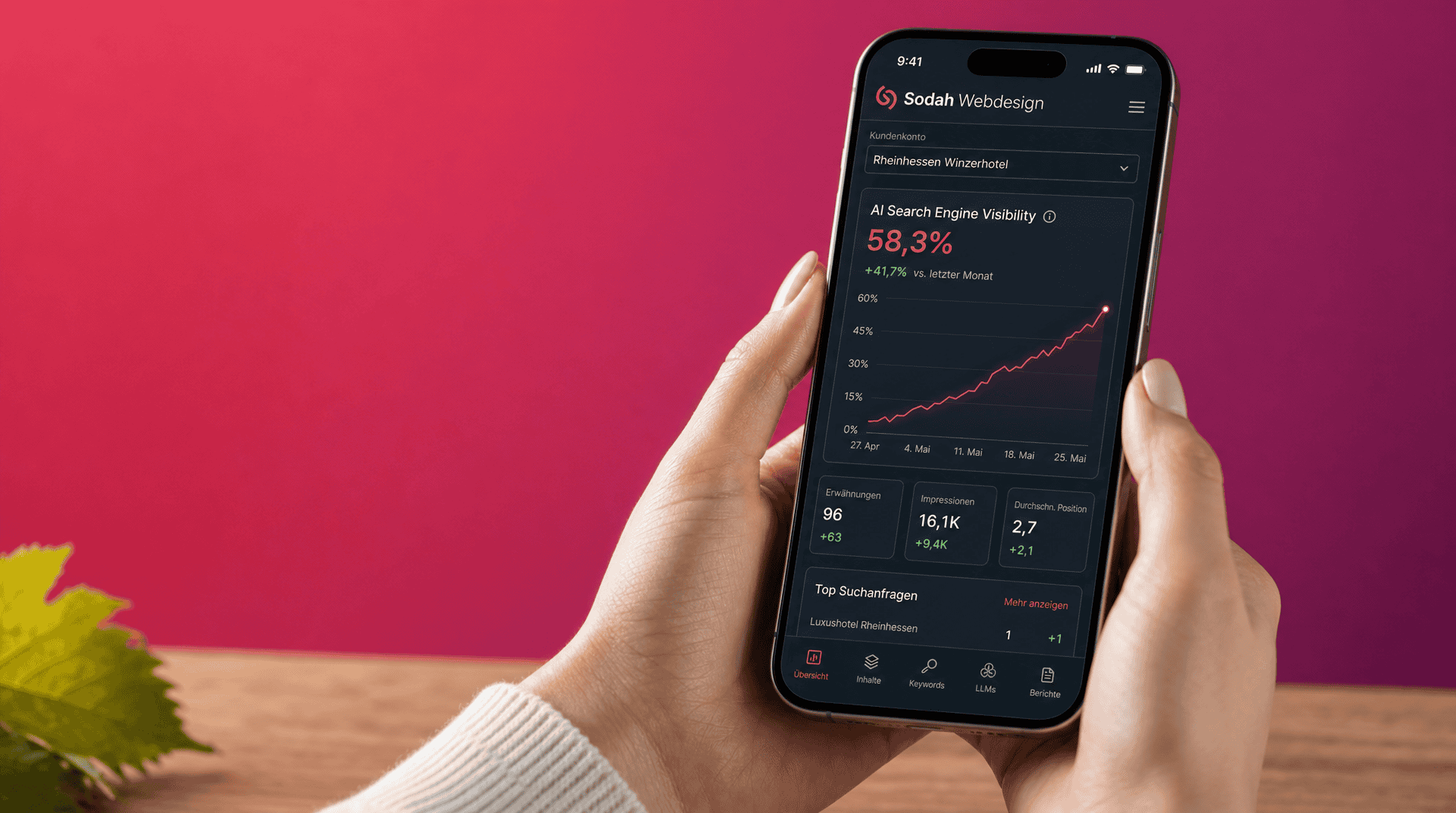Smartphone zeigt GEO Agentur Dashboard mit steigender KI-Sichtbarkeit für ein Winzerhotel in Rheinhessen.