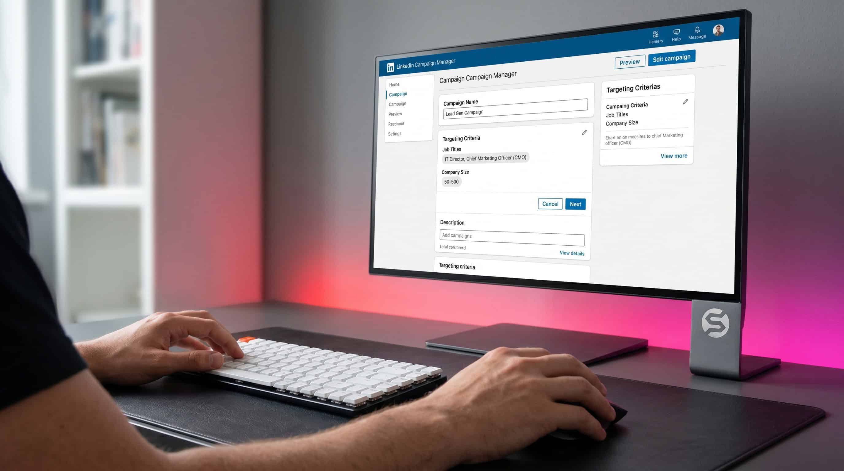 Ein Nutzer konfiguriert das Targeting für eine LinkedIn Ad-Kampagne am Computer.