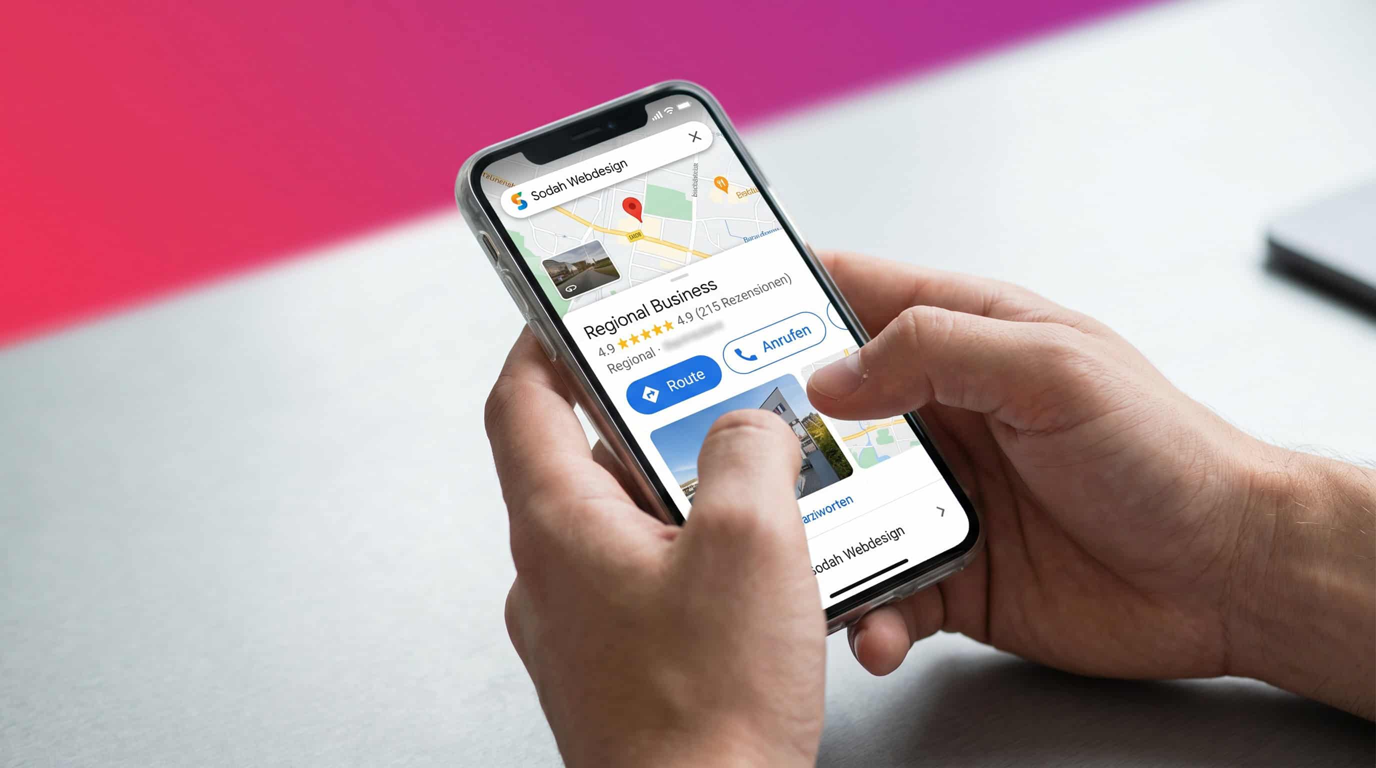Person hält ein Smartphone und betrachtet ein Google Unternehmensprofil in der lokalen Suche.