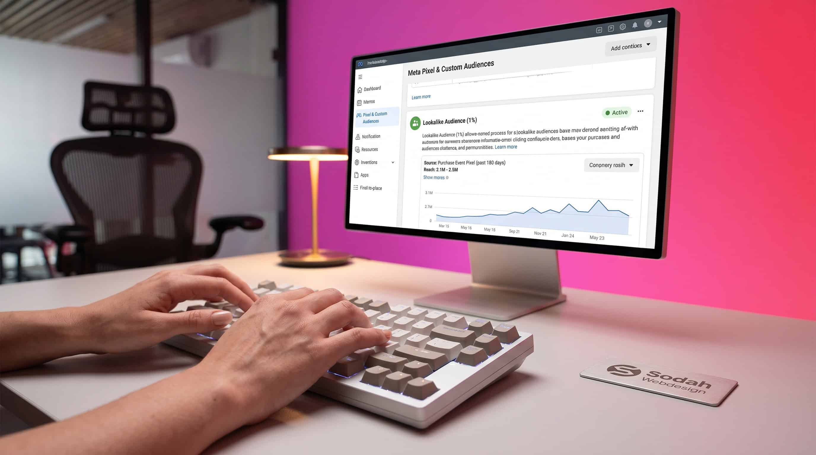 Person erstellt im Meta Ads Manager eine Zielgruppe mit dem Meta Pixel für eine Werbekampagne.
