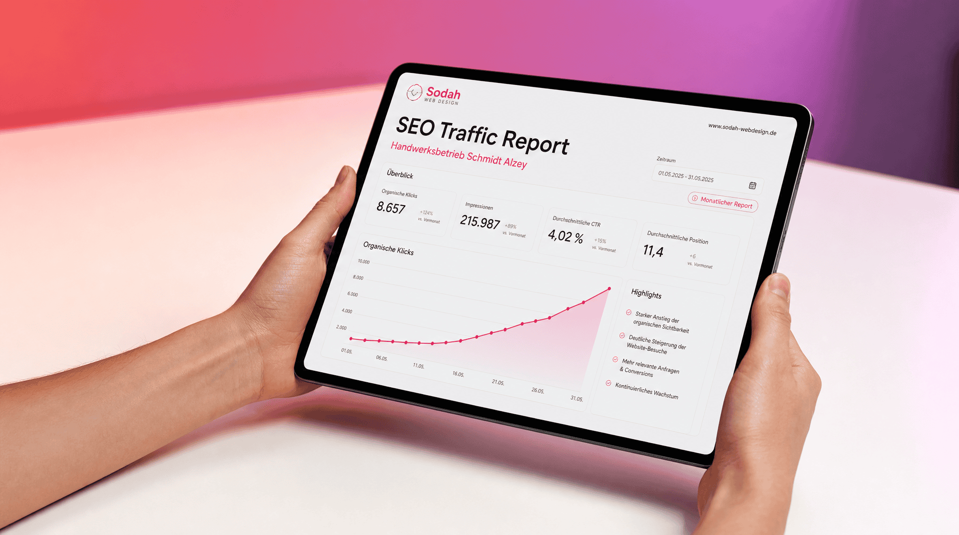 SEO Traffic Report für Handwerksbetrieb Schmidt Alzey Tablet mit SEO Traffic Report für Handwerksbetrieb Schmidt Alzey, zeigt organische Klicks, Impressionen und CTR.