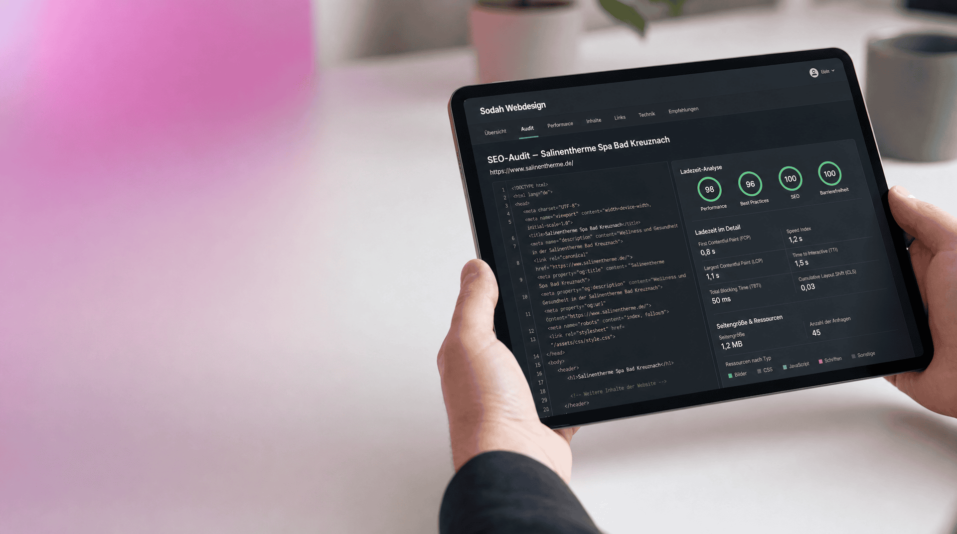 Tablet zeigt SEO Audit für Salintherme Bad Kreuznach mit Ladezeit-Analyse und Seiteninformationen.