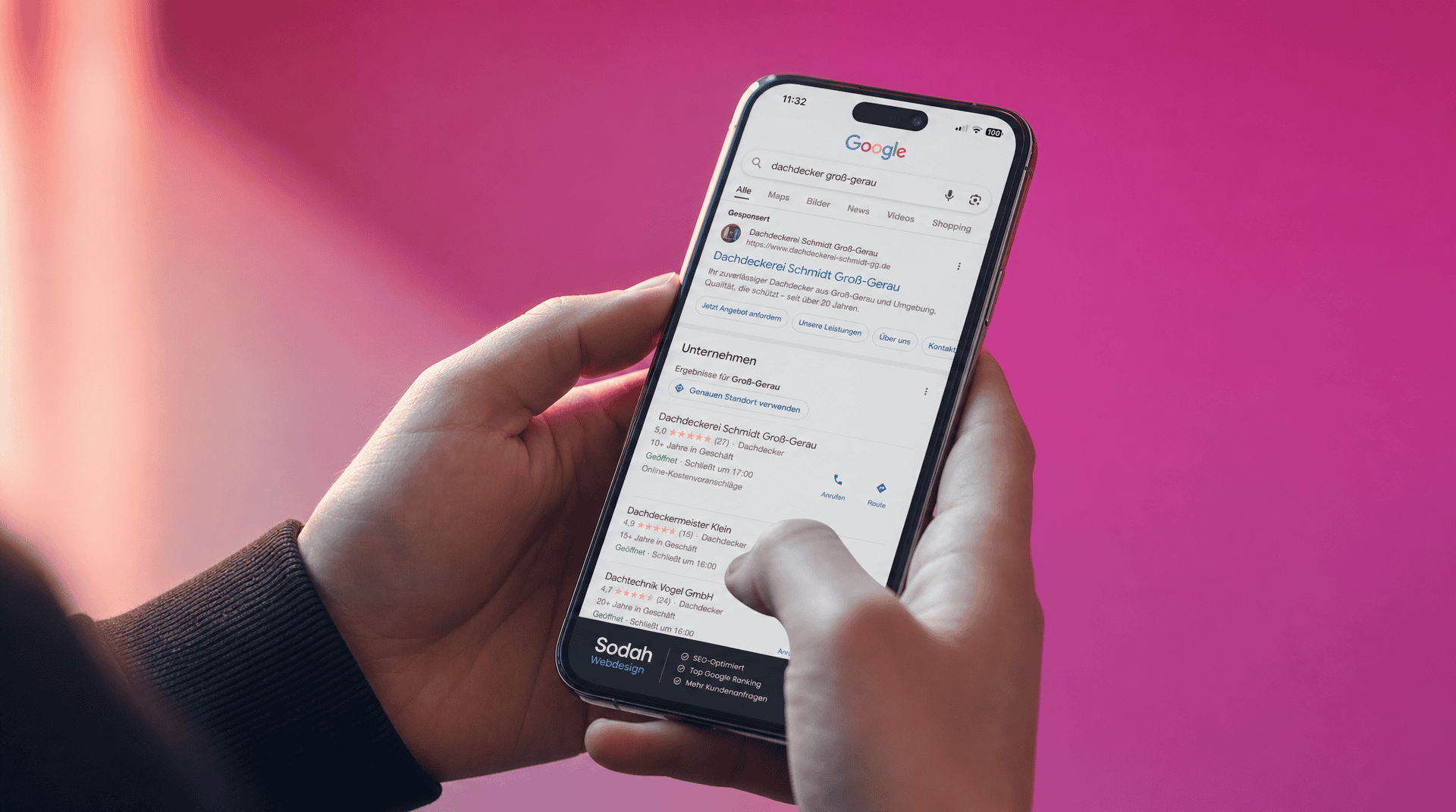 Google Suche Dachdecker Groß-Gerau auf dem Smartphone Smartphone zeigt Google Suchergebnisse für "Dachdecker Groß-Gerau" mit lokalen Unternehmen und Bewertungen.