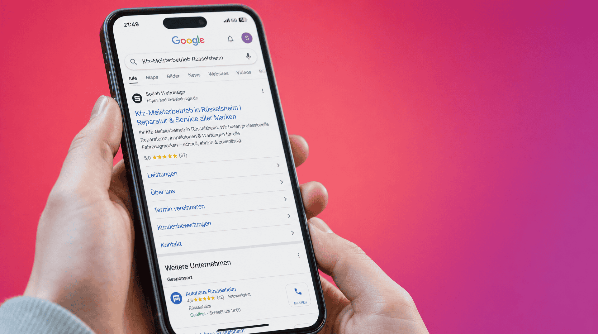 Google Suche Kfz-Meisterbetrieb Rüsselsheim Smartphone zeigt Google Suchergebnisse für Kfz-Meisterbetrieb Rüsselsheim mit Sodah Webdesign und weiteren Unternehmen.