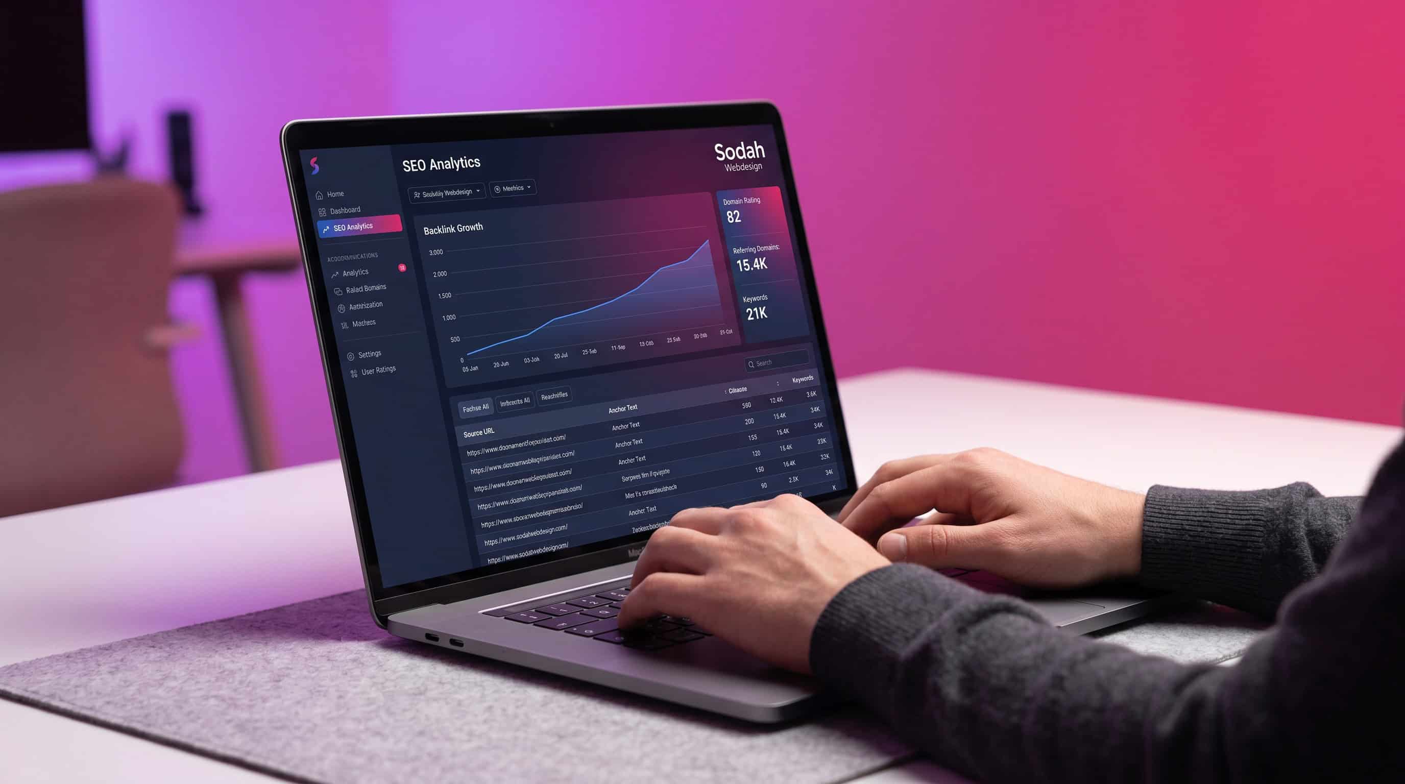 Ein SEO-Experte analysiert auf einem Laptop das Backlink-Wachstum einer Website.