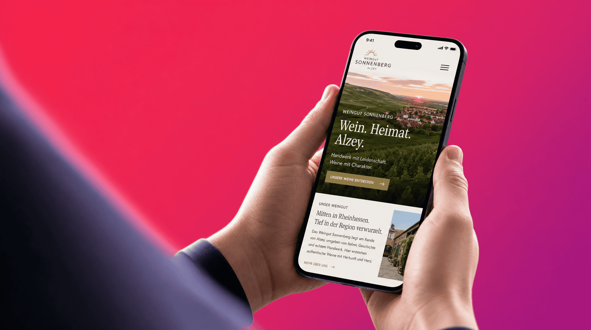 Hände halten ein Smartphone mit der responsiven Website eines Weinguts aus Alzey.