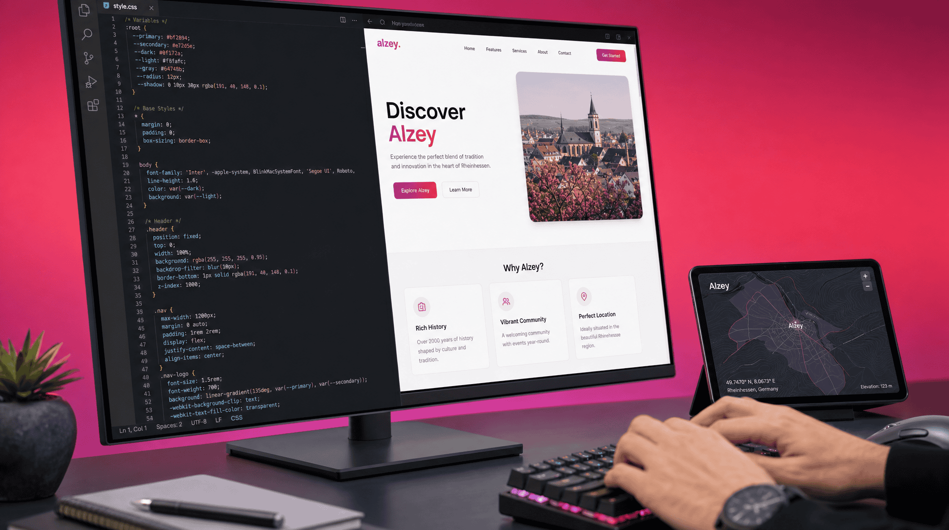 Webdesign Agentur Alzey Website Entwicklung Webdesigner programmiert am Monitor eine Website für Alzey, daneben ein Tablet mit Stadtkarte.