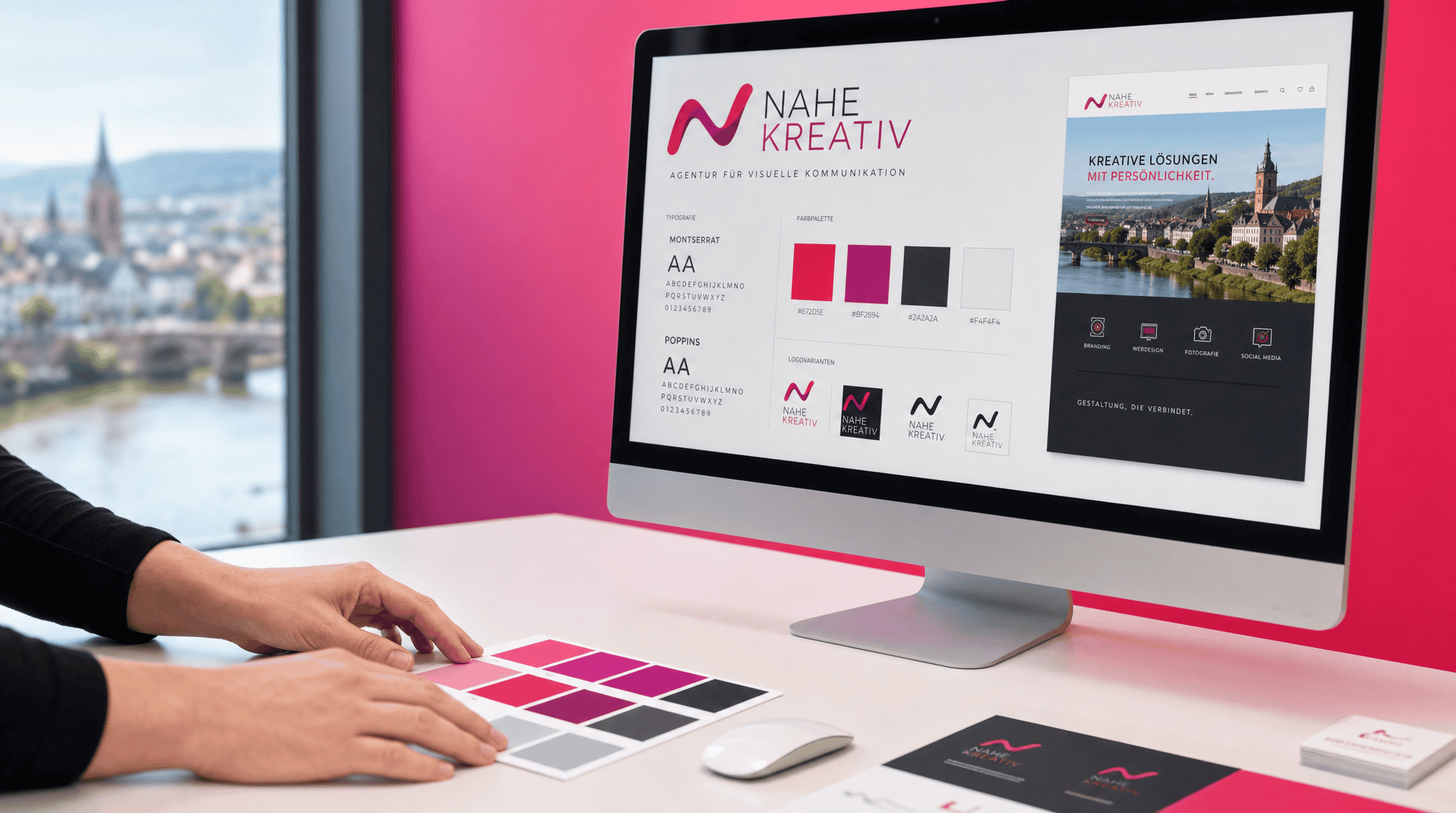 Arbeitsplatz einer Webdesign-Agentur: Hände prüfen Farbmuster vor Monitor mit Branding-Konzept.