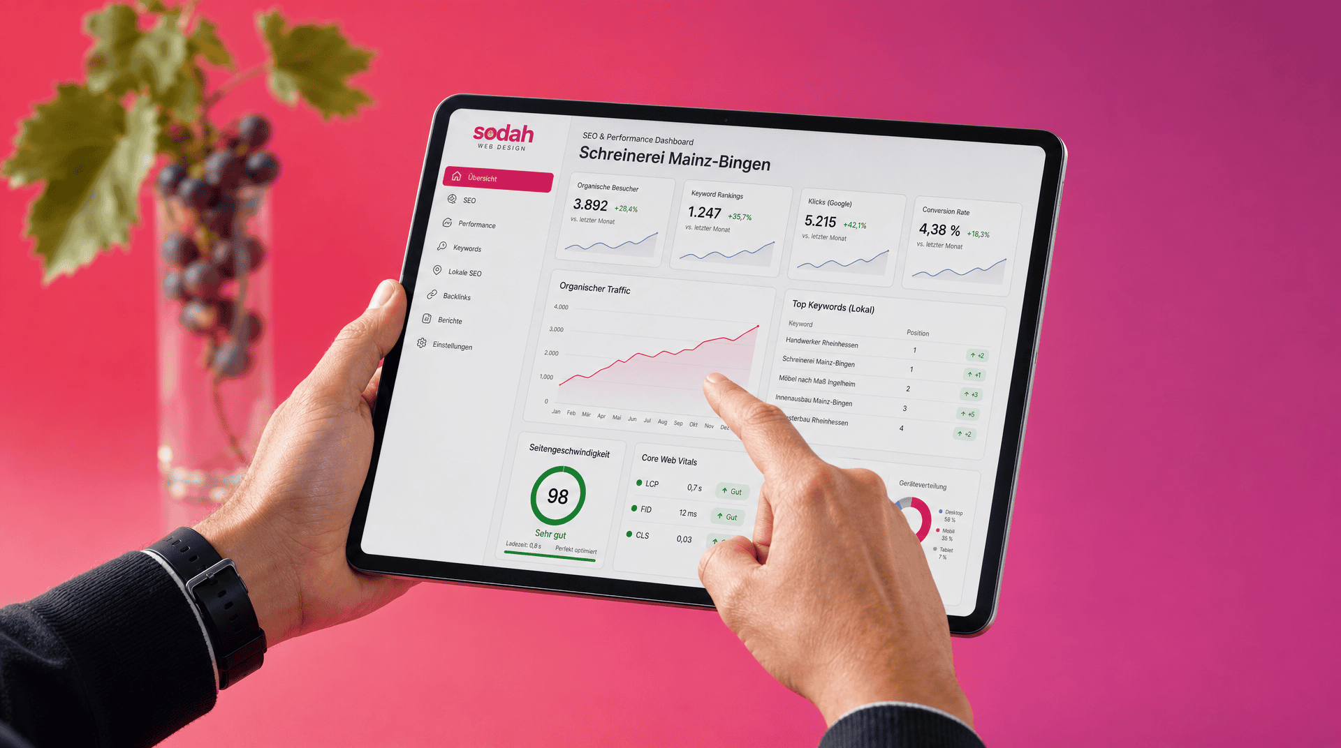 SEO Dashboard Webdesign Rheinhessen Hände halten Tablet mit SEO-Dashboard für eine Schreinerei in Mainz-Bingen neben Weintrauben.