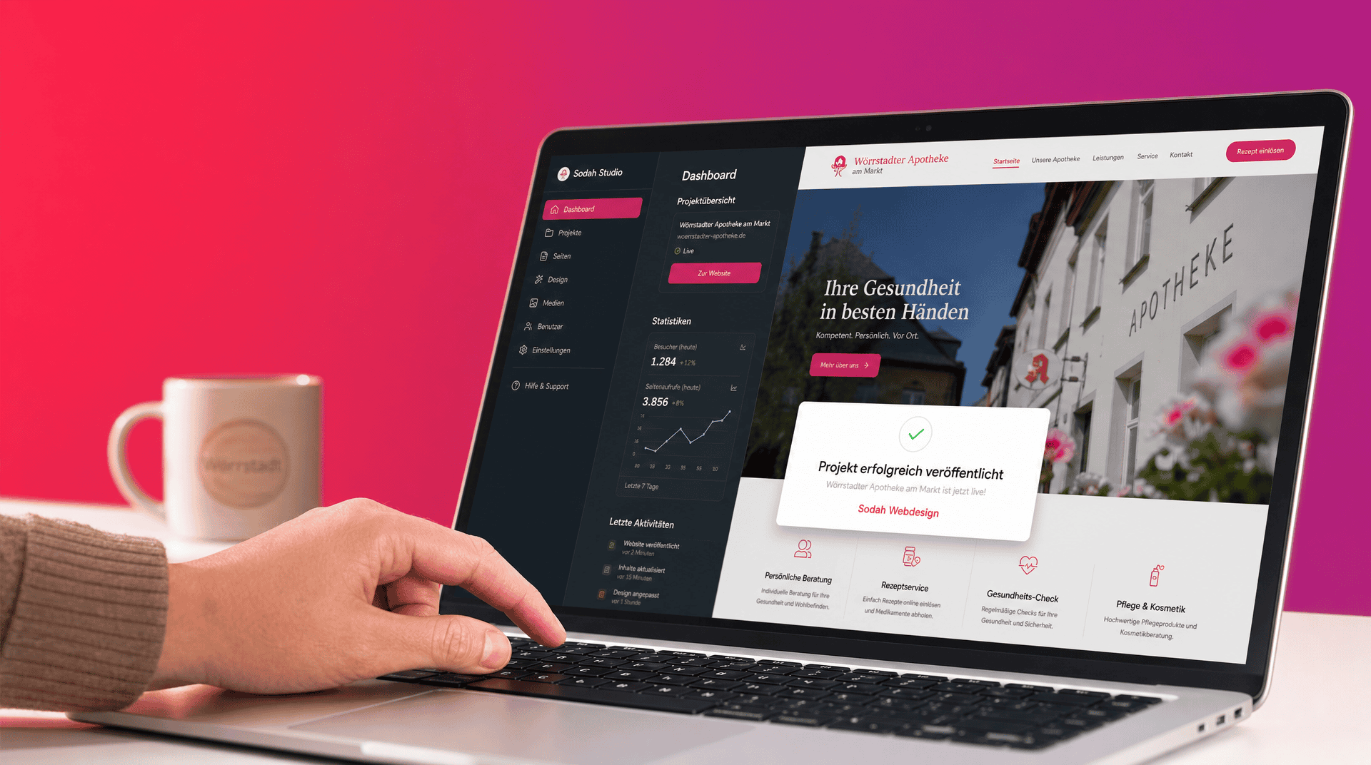 Laptop zeigt veröffentlichtes Webdesign-Projekt der Wörrstadter Apotheke im Dashboard.
