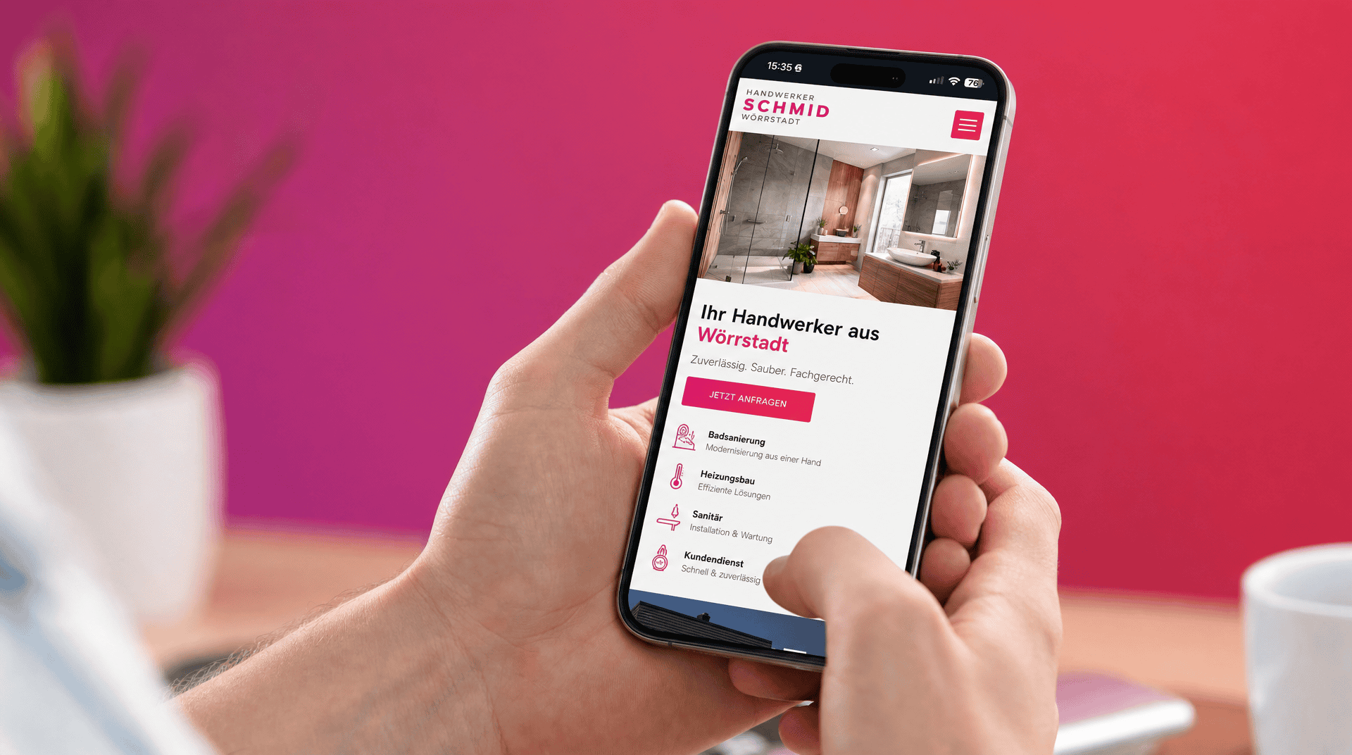 Hände halten ein Smartphone mit der mobilen Website eines Handwerkers aus Wörrstadt.