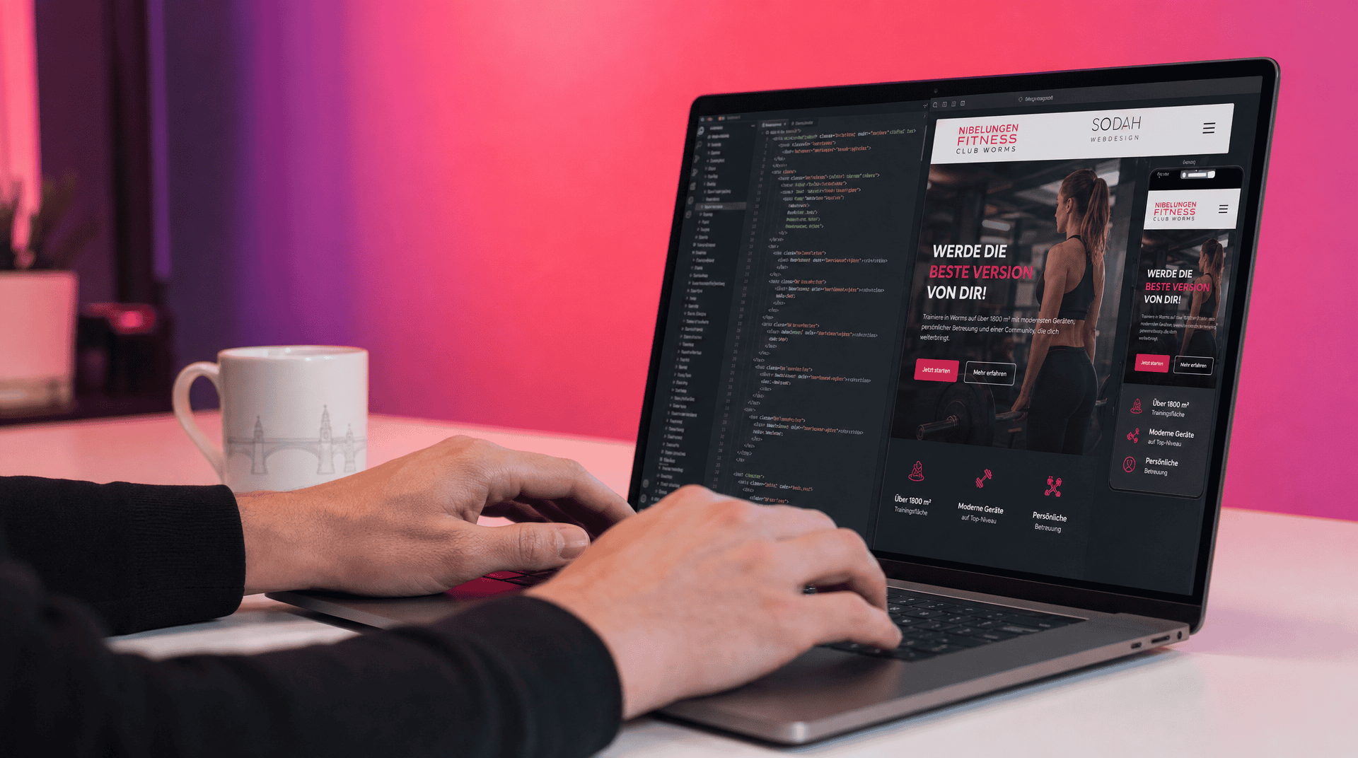 Hände tippen am Laptop, der Code und Webdesign einer Wormser Fitness-Seite zeigt.