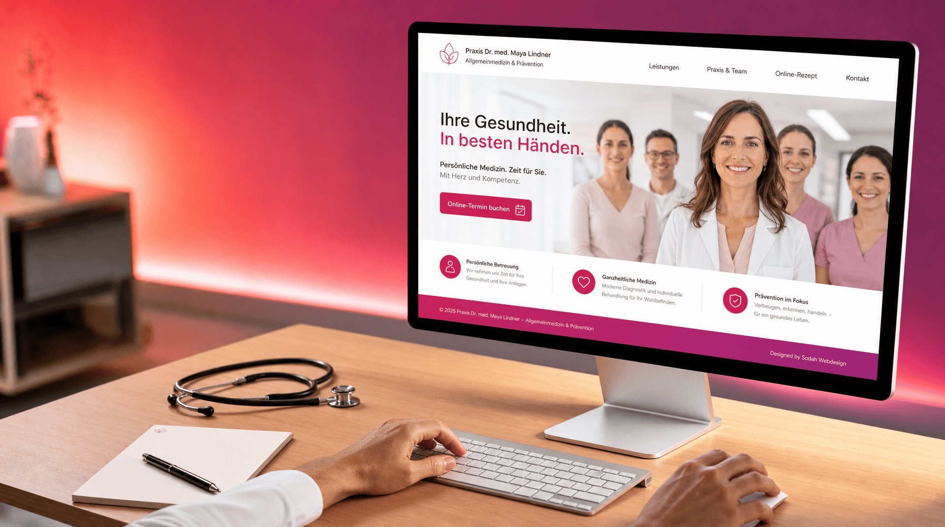 Moderne Arztpraxis Website Webdesign Eine Person bedient einen PC, auf dem eine moderne Arztpraxis-Website mit Teamfoto und Online-Services sichtbar ist. Ein Stethoskop liegt auf dem Schreibtisch.