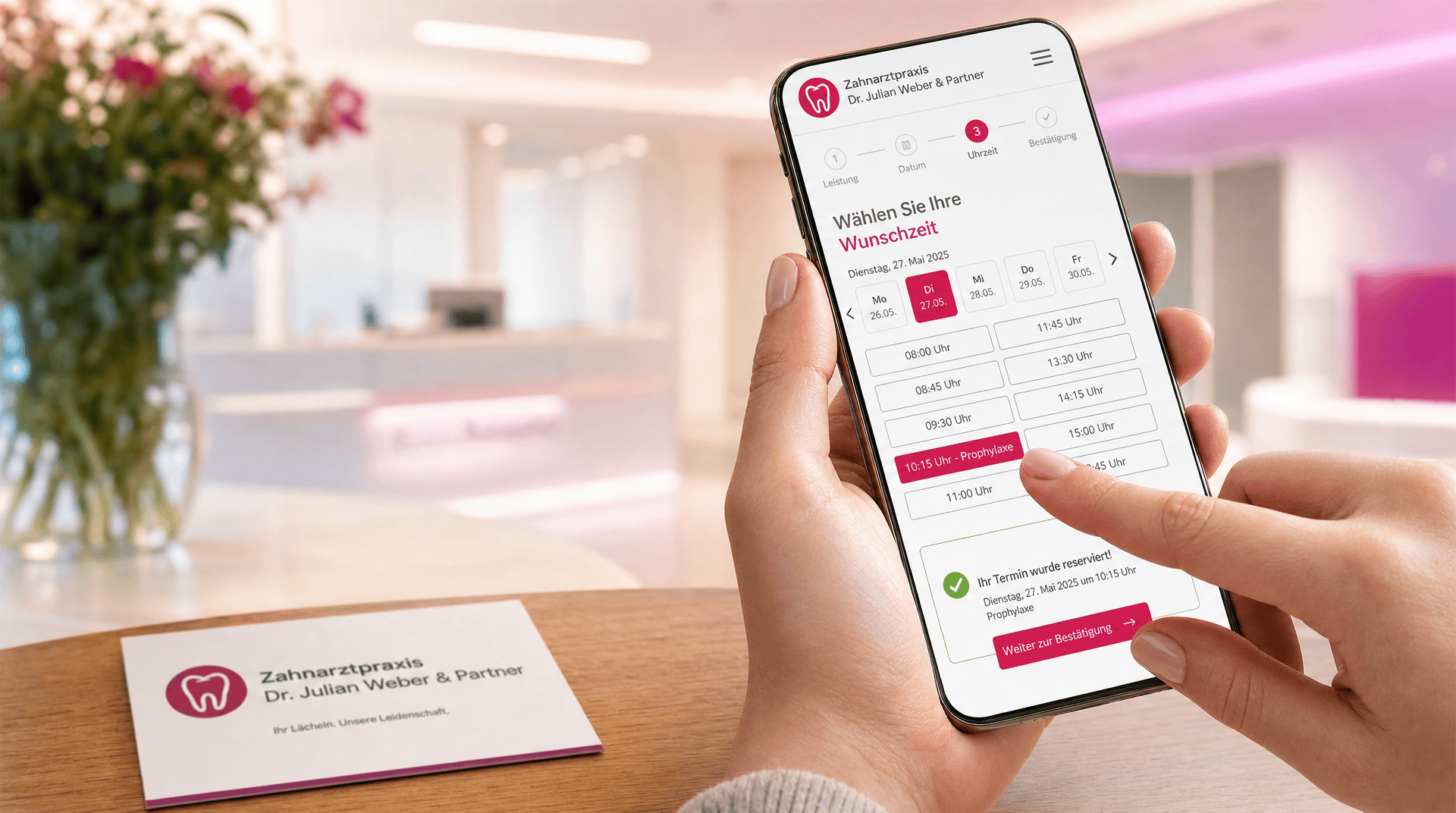 Hand bucht auf Smartphone einen Prophylaxe-Termin online für Zahnarztpraxis. Moderne Rezeption im Hintergrund.