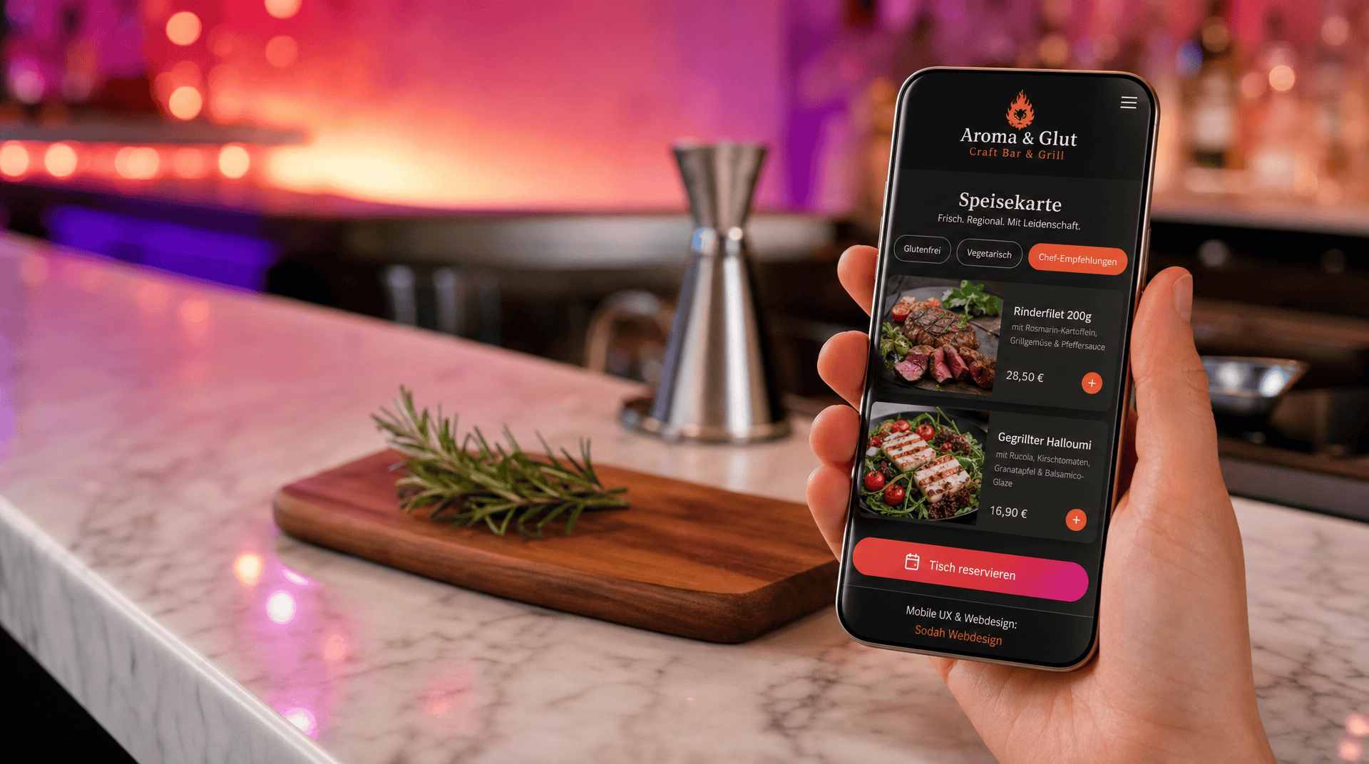 Mobile Speisekarte Online Reservierung Restaurant Smartphone zeigt digitale Speisekarte eines Restaurants mit Gerichten und Tischreservierung.