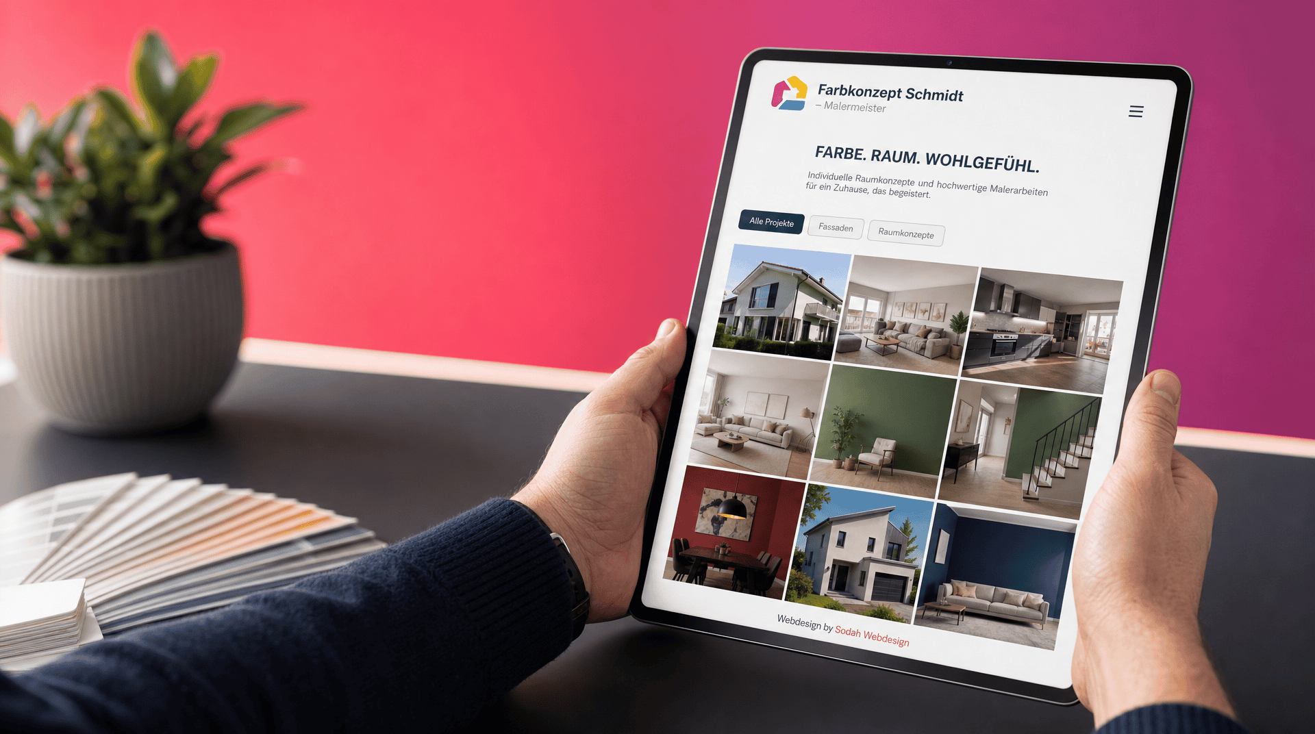 Webdesign Malermeister Projekte auf Tablet Person hält Tablet mit einer modernen Website eines Malermeisters, die diverse Projekte und Raumkonzepte zeigt.