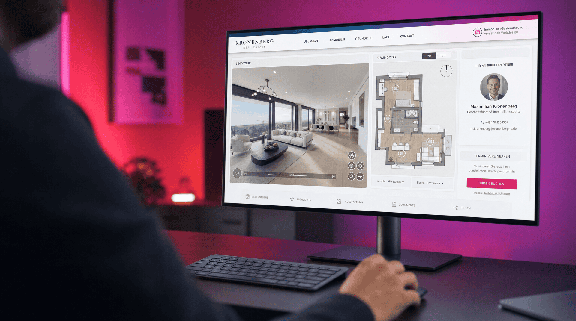 Modernes Immobilien Webdesign mit 360 Tour und Grundriss Ein Mann betrachtet am Monitor eine Immobilien-Website mit 360-Grad-Tour eines Wohnzimmers und Grundriss.