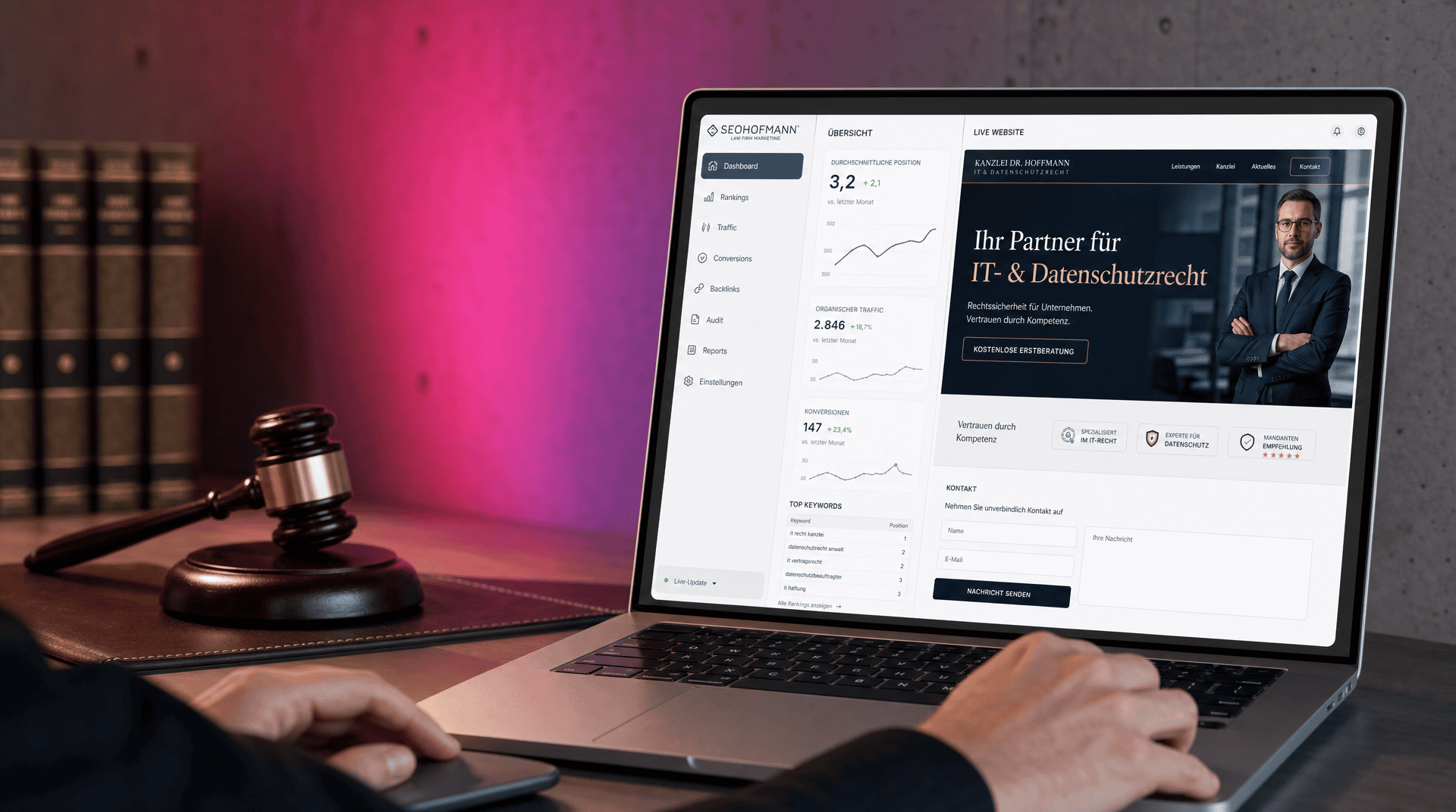 Hände bedienen einen Laptop, der ein SEO-Dashboard und eine Anwaltskanzlei-Website für IT- & Datenschutzrecht zeigt. Daneben ein Richterhammer und Bücher.