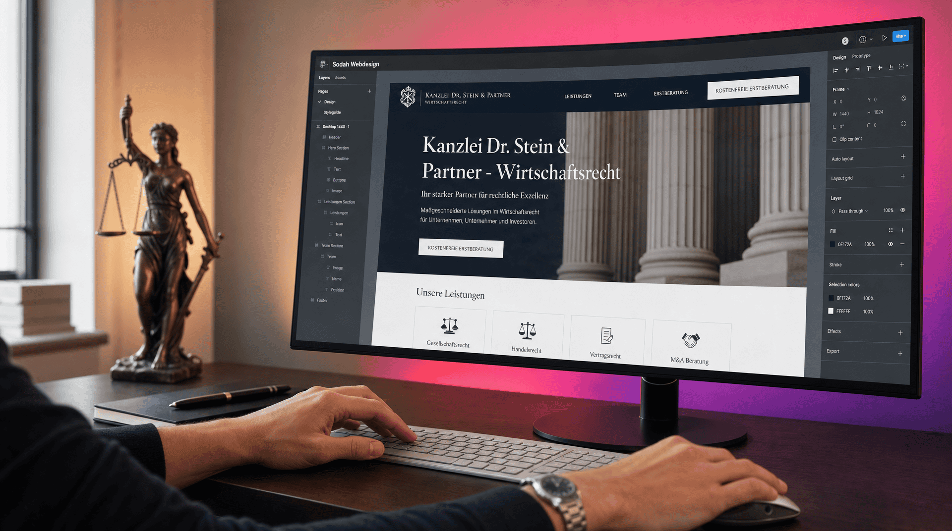 Kanzlei Webdesign: Professionelle Website für Anwälte Eine Person gestaltet am Monitor die Website einer Anwaltskanzlei; auf dem Schreibtisch steht eine Justitia-Statue.