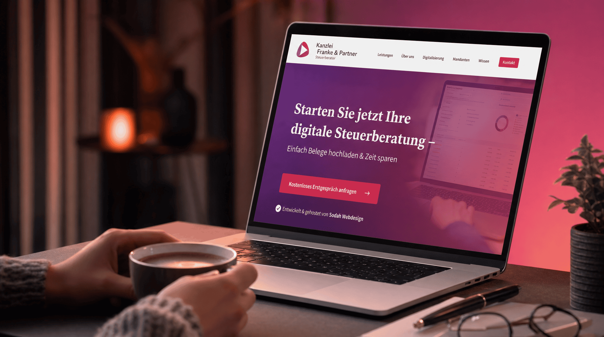 Person am Laptop betrachtet eine moderne Website für digitale Steuerberatung, erstellt von Sodah Webdesign.