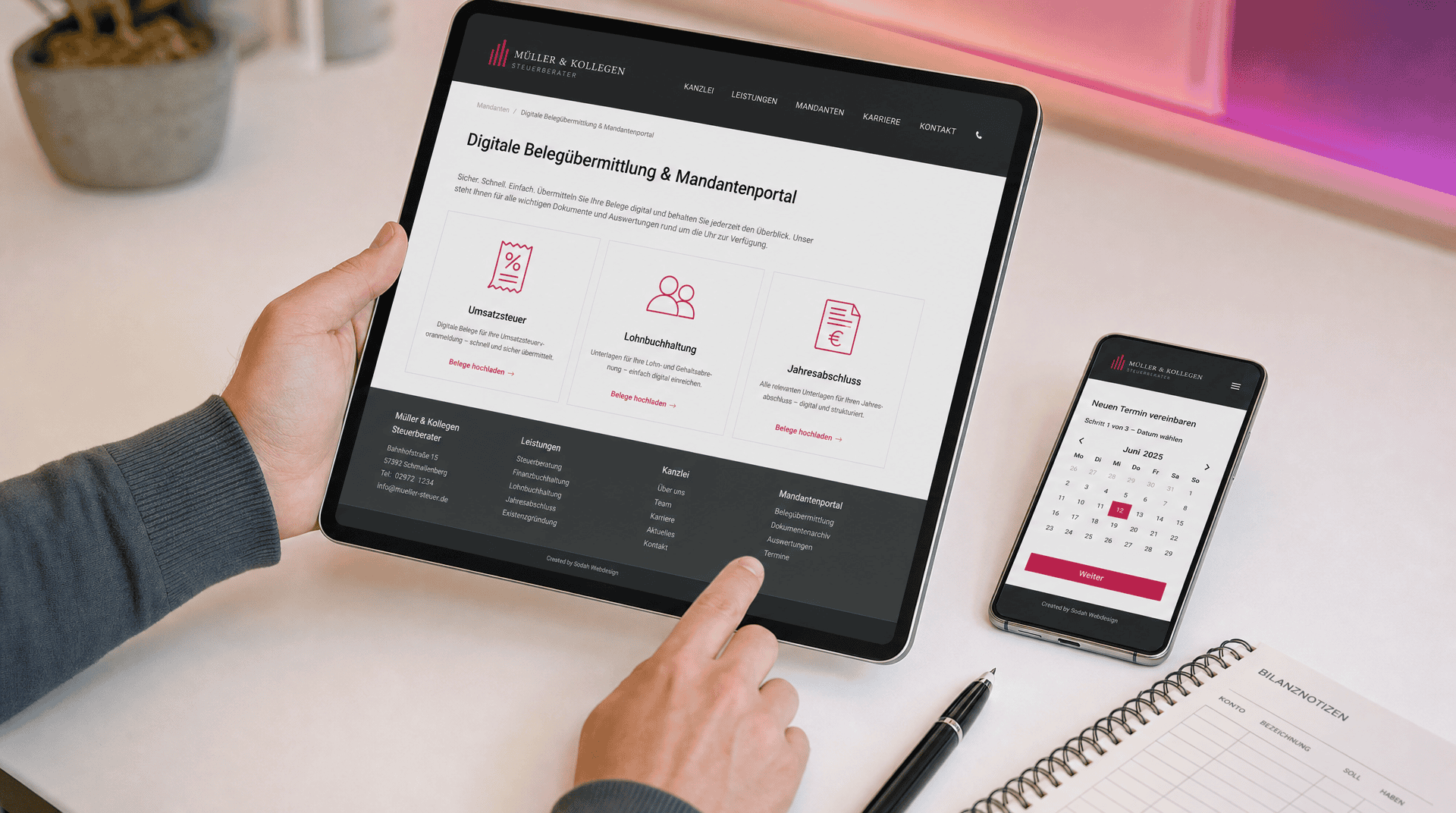 Eine Person nutzt ein Tablet mit digitalem Mandantenportal für Steuerberater und ein Smartphone zur Terminbuchung.