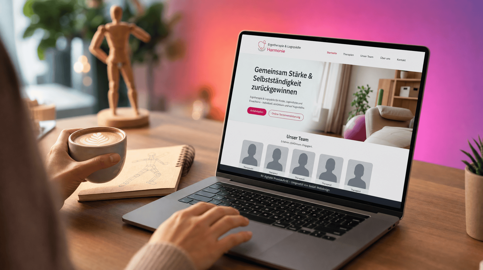 Eine Person arbeitet an einem Laptop, der die Website einer Ergotherapie- und Logopädiepraxis anzeigt.
