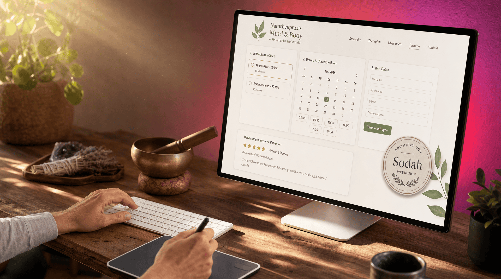 Therapiepraxis Website mit Online-Terminbuchung Person bucht online Termin auf Website einer Naturheilpraxis. Bildschirm zeigt Sodah Webdesign Optimierung.