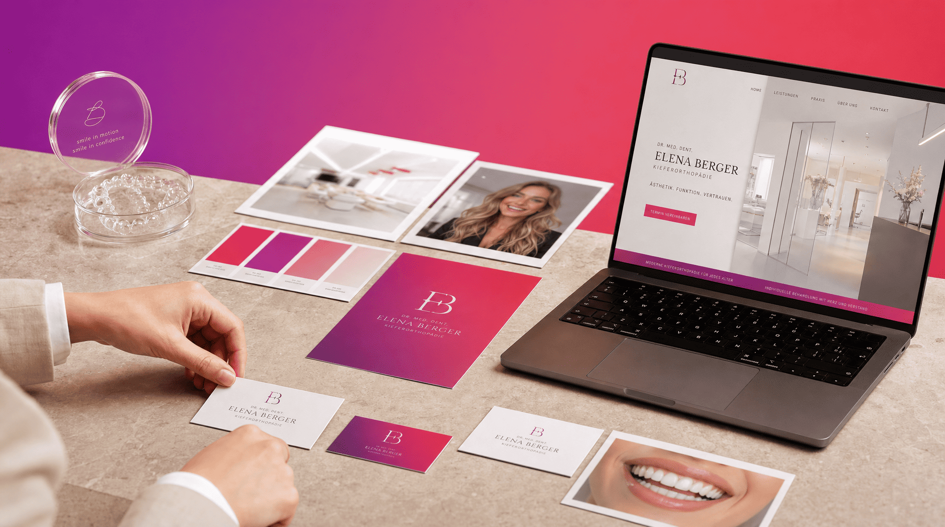 Modernes Webdesign und Branding für Zahnärzte Laptop mit Zahnarzt-Website, Geschäftsausstattung, Farbmuster und transparenten Zahnschienen auf Schreibtisch.
