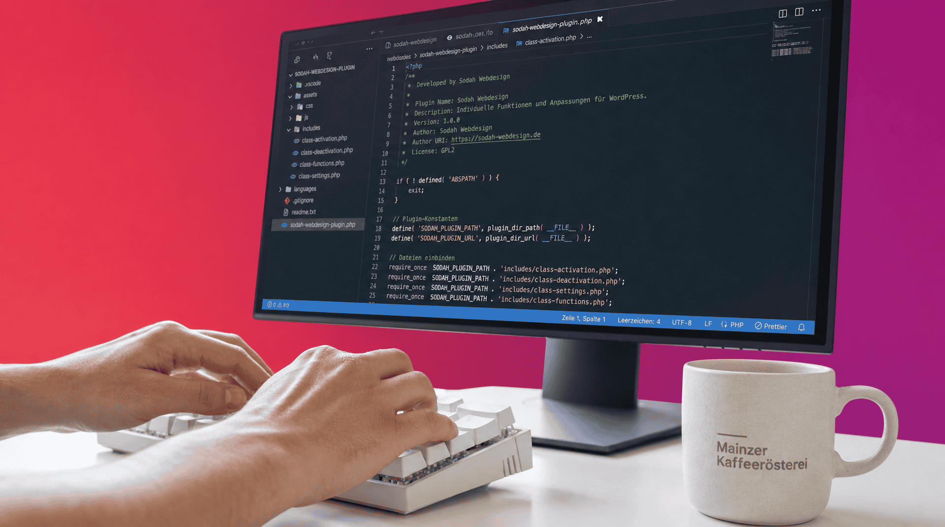Webentwicklung Agentur Mainz – Individuelle Programmierung Entwickler tippt Code für WordPress-Plugin auf einem Monitor in Mainz.