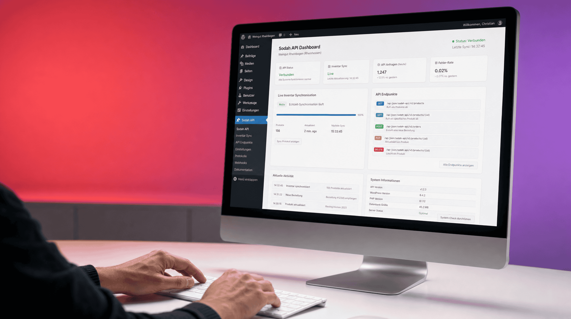Person tippt auf Tastatur vor einem Monitor, der das Sodah API Dashboard mit Daten zu API-Endpunkten und Systeminformationen anzeigt.
