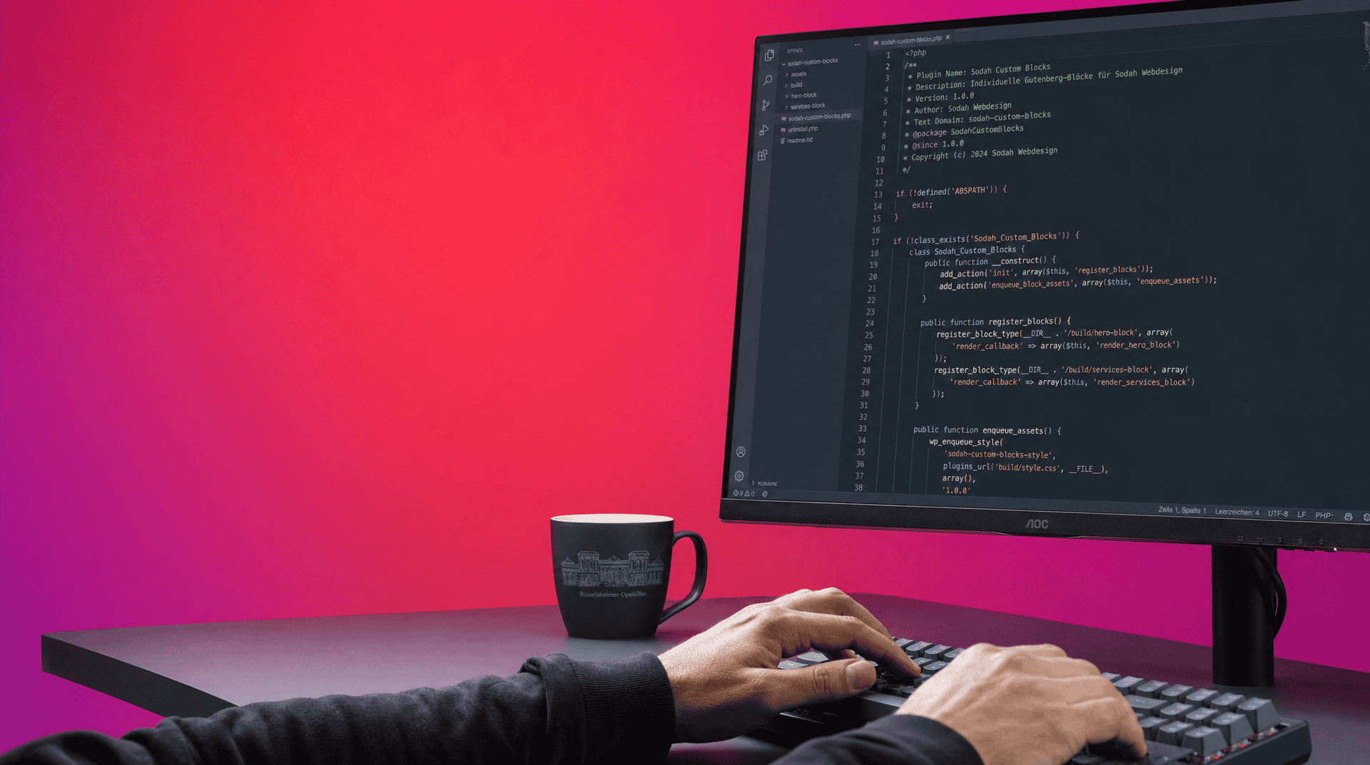 Individuelle Webentwicklung Rüsselsheim Person tippt Code auf Tastatur vor einem Monitor mit Webentwicklungs-Code