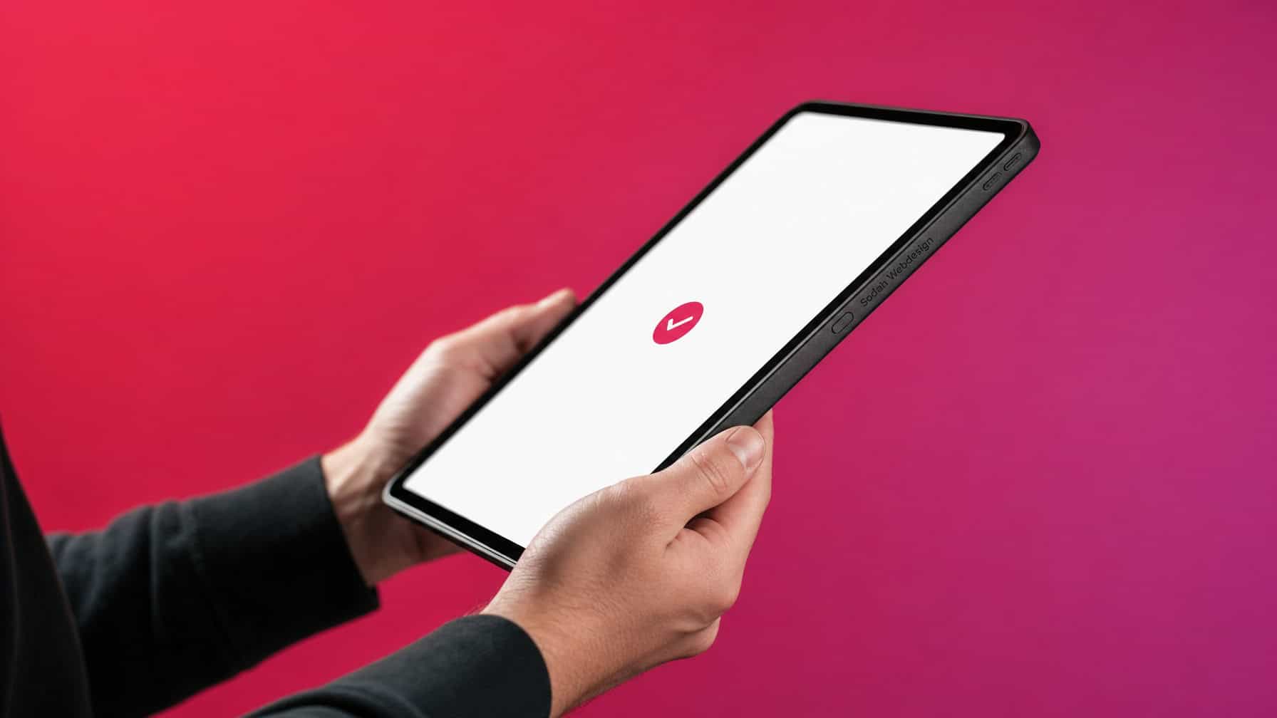 Hände halten ein Tablet mit einem Häkchen als Symbol für eine erfolgreich geprüfte Website-Wartung.