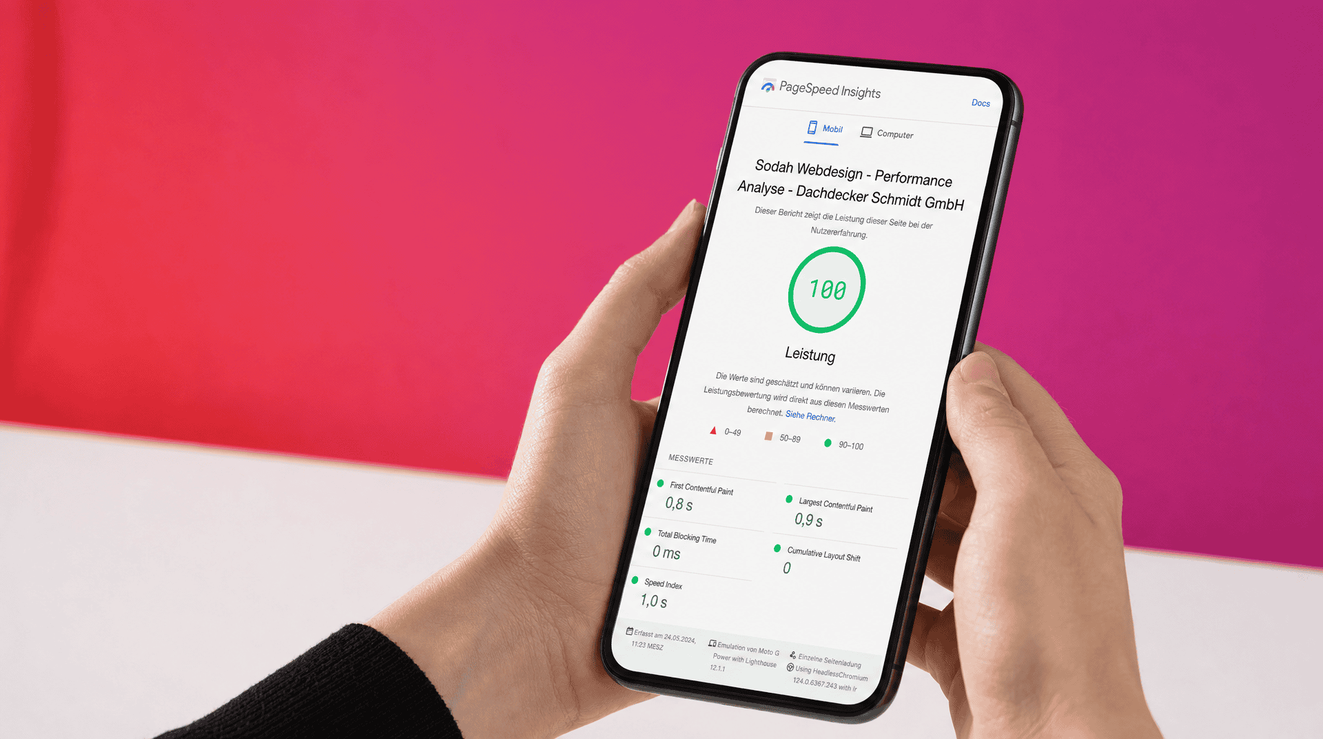 Onpage SEO Agentur PageSpeed Score 100 Smartphone zeigt perfekten PageSpeed Insights Score von 100 nach technischer Onpage SEO.