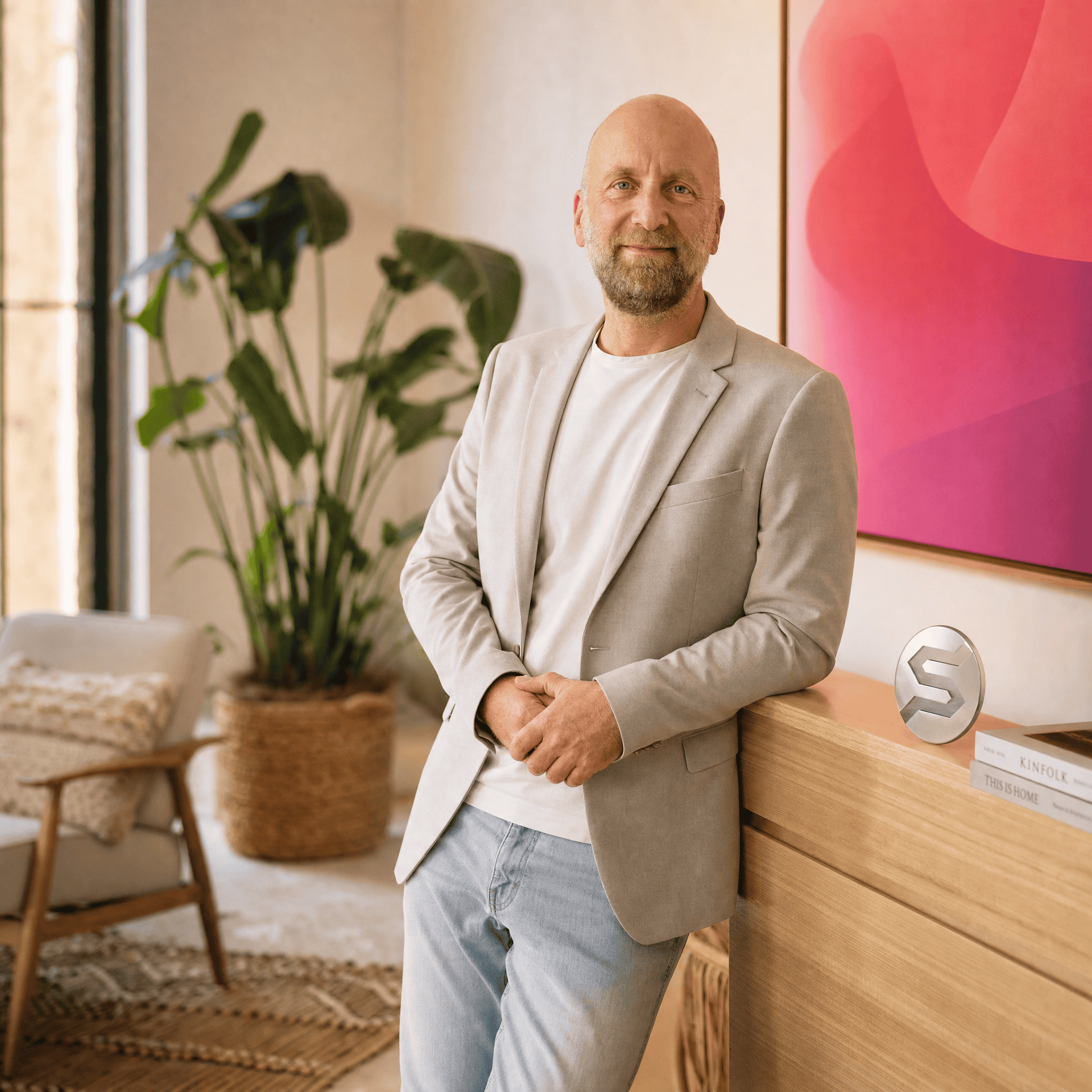Jörg Krüger von Soda Webdesign steht lächelnd im hellen Büro neben dem silbernen Agentur-Logo.
