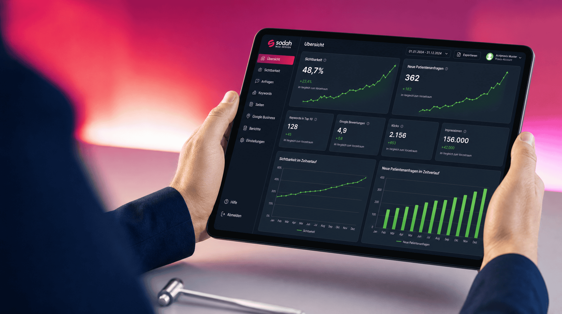 SEO Dashboard für Arztpraxis Arzt hält Tablet mit SEO-Dashboard, das steigende Sichtbarkeit und Patientenanfragen anzeigt.