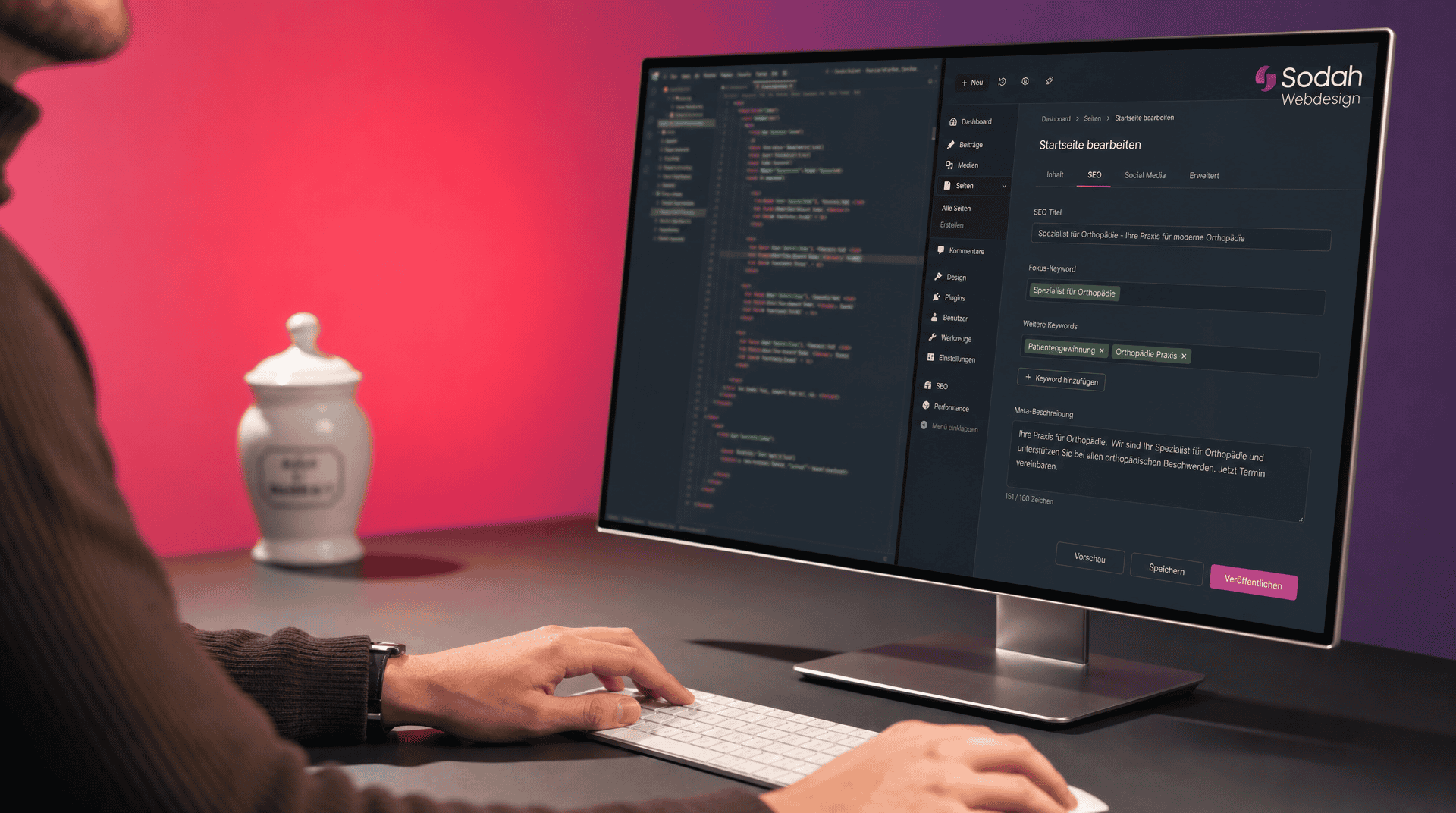 On-Page SEO Optimierung für Arztpraxen SEO-Experte optimiert am Monitor Meta-Daten und Code einer Arztpraxis-Website.