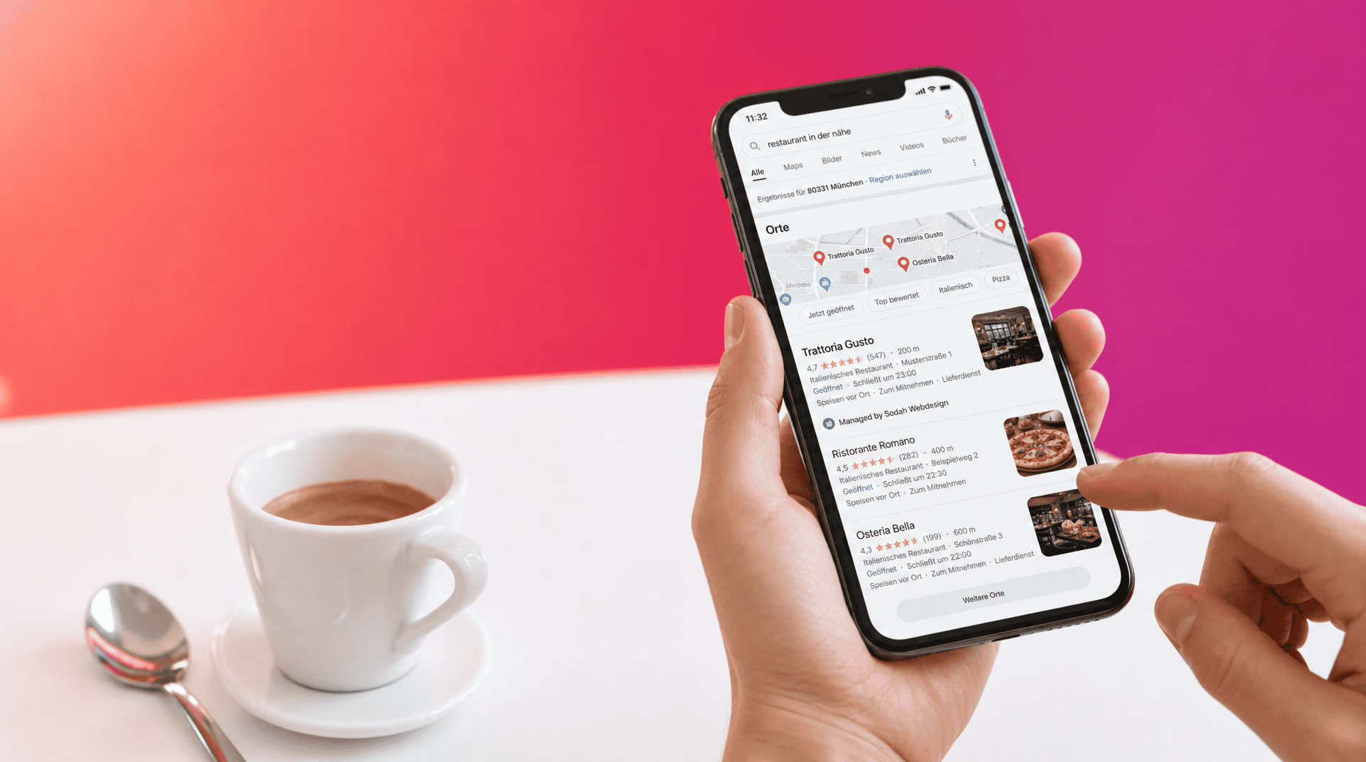 SEO für Gastronomie lokale Suche Smartphone zeigt lokale Google-Suche für Restaurants neben einer Kaffeetasse.
