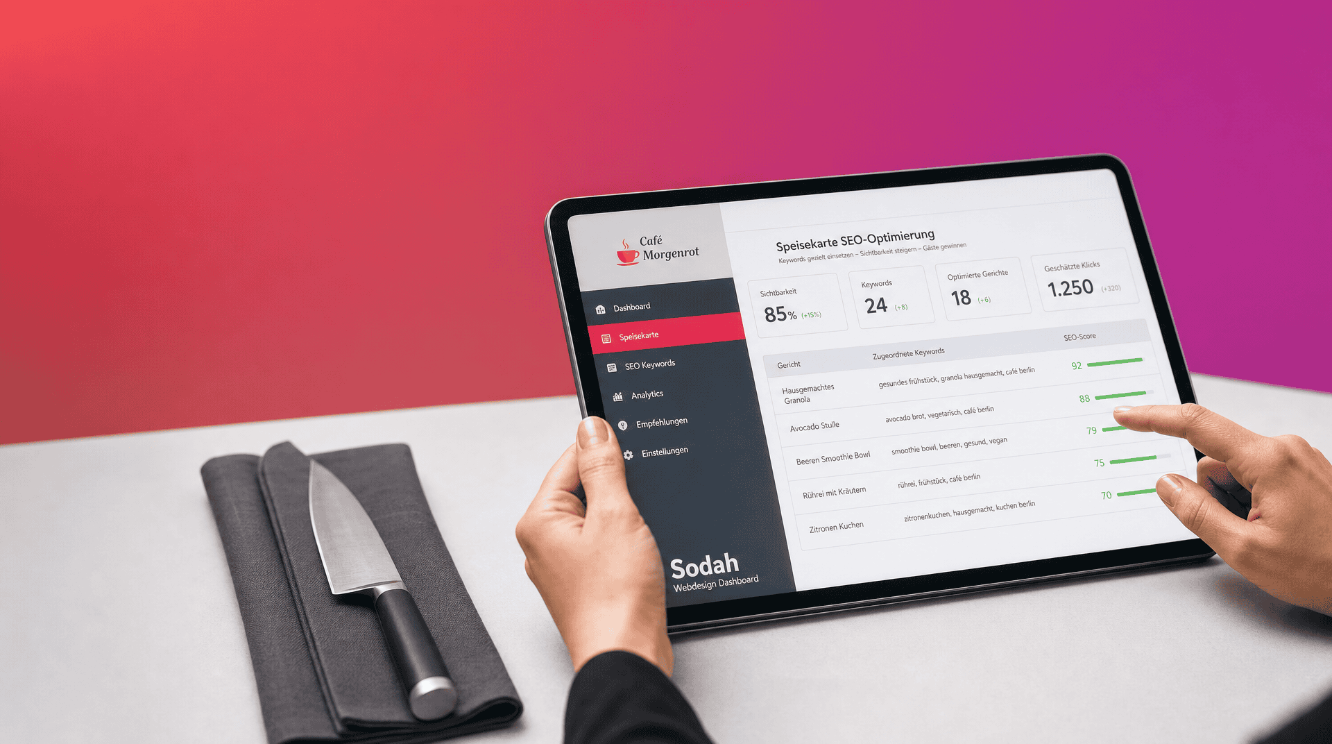 SEO-Dashboard für Gastronomie Person nutzt Tablet mit SEO-Dashboard zur Speisekarten-Optimierung, daneben ein Messer.