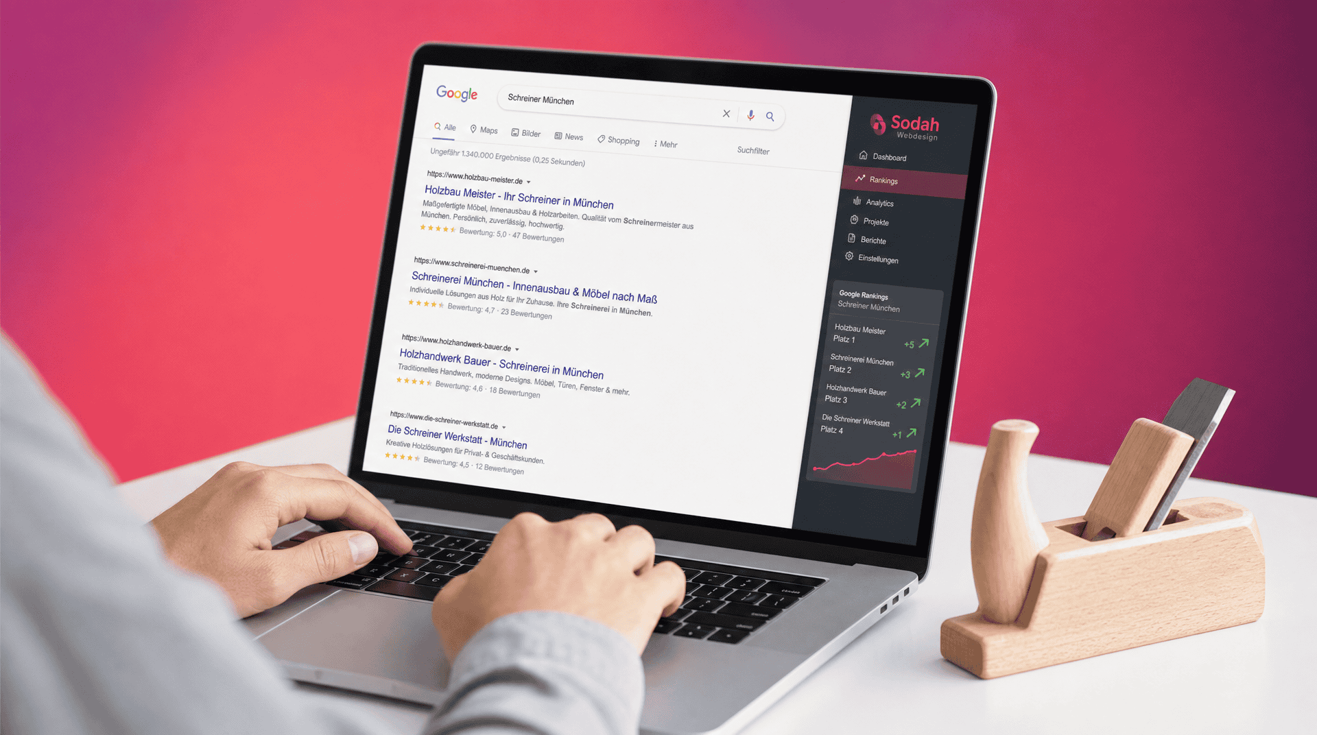 Hände tippen am Laptop mit Google-Rankings für Schreiner. Daneben liegt ein Holzhobel.