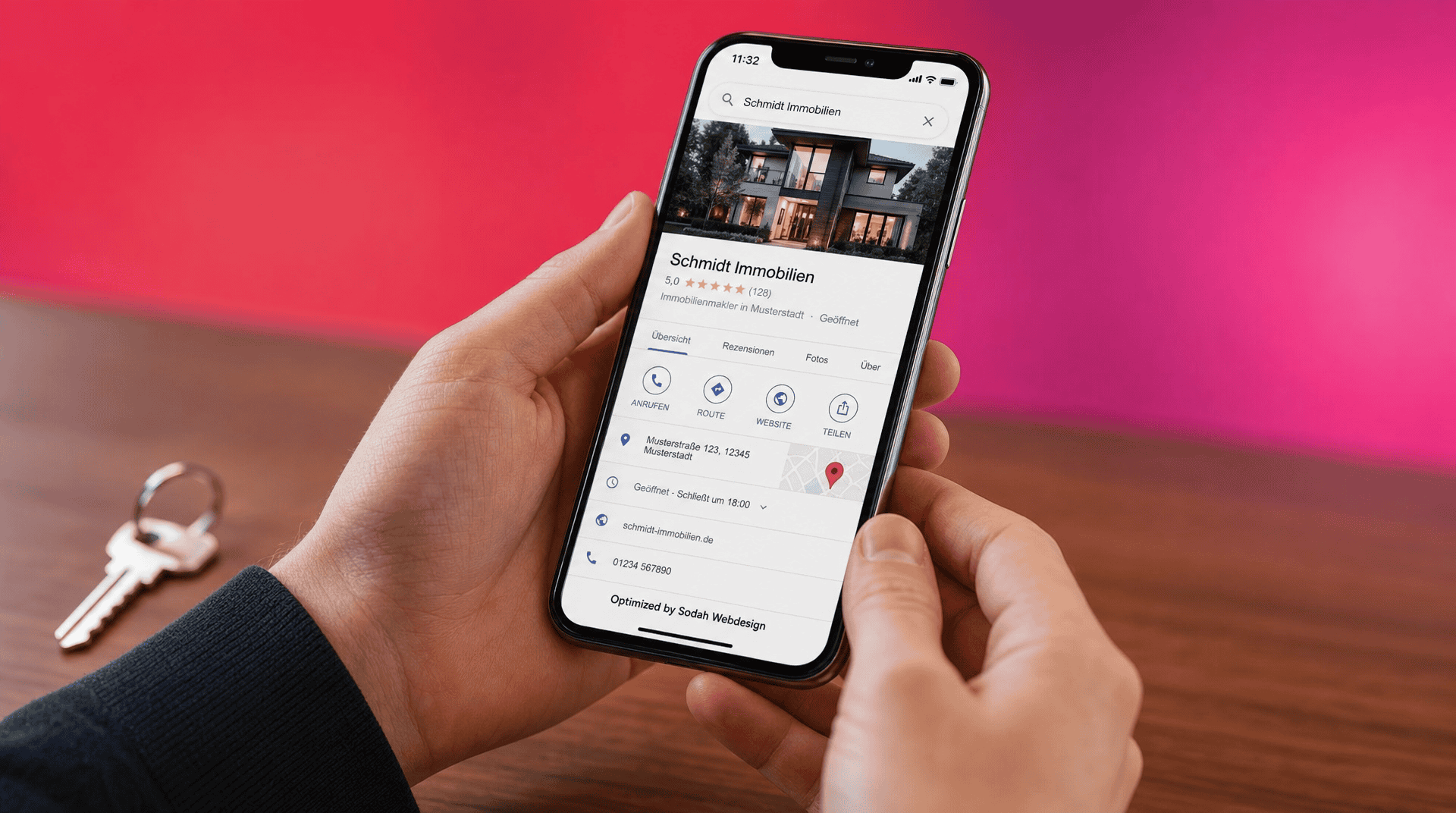 Smartphone zeigt optimiertes Google-Profil eines Immobilienmaklers. Daneben liegt ein Schlüssel.