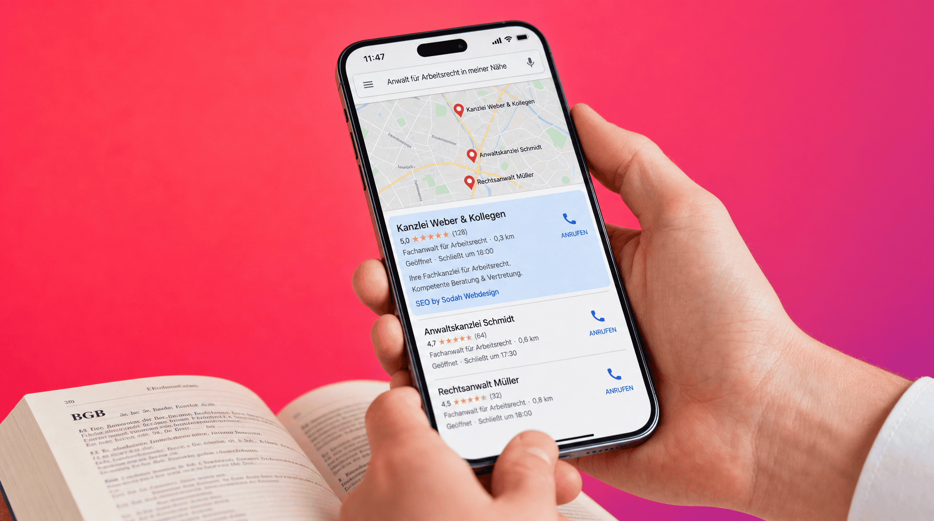 SEO für Rechtsanwälte Google Maps Suche Person hält Smartphone mit Google-Suchergebnissen für lokale Anwälte über einem Gesetzbuch.