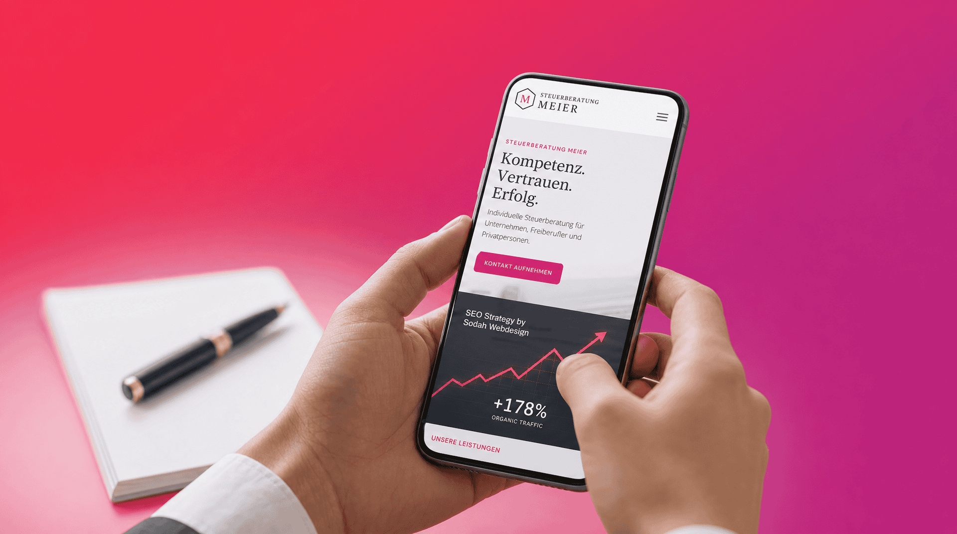 Mobile SEO Optimierung für Steuerberater Hände halten Handy mit Steuerberater-Website. Ein Diagramm zeigt +178% organischen SEO-Traffic.