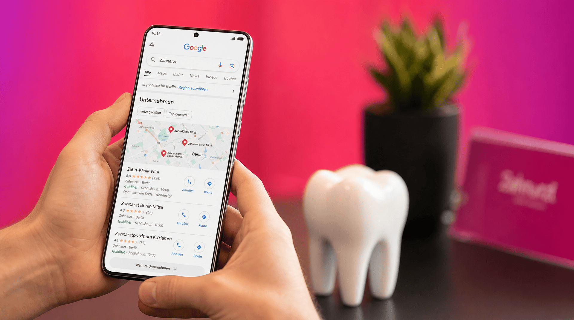 SEO für Zahnärzte Google Ranking Smartphone zeigt lokale Google-Suchergebnisse für Zahnärzte neben einem weißen Zahnmodell.